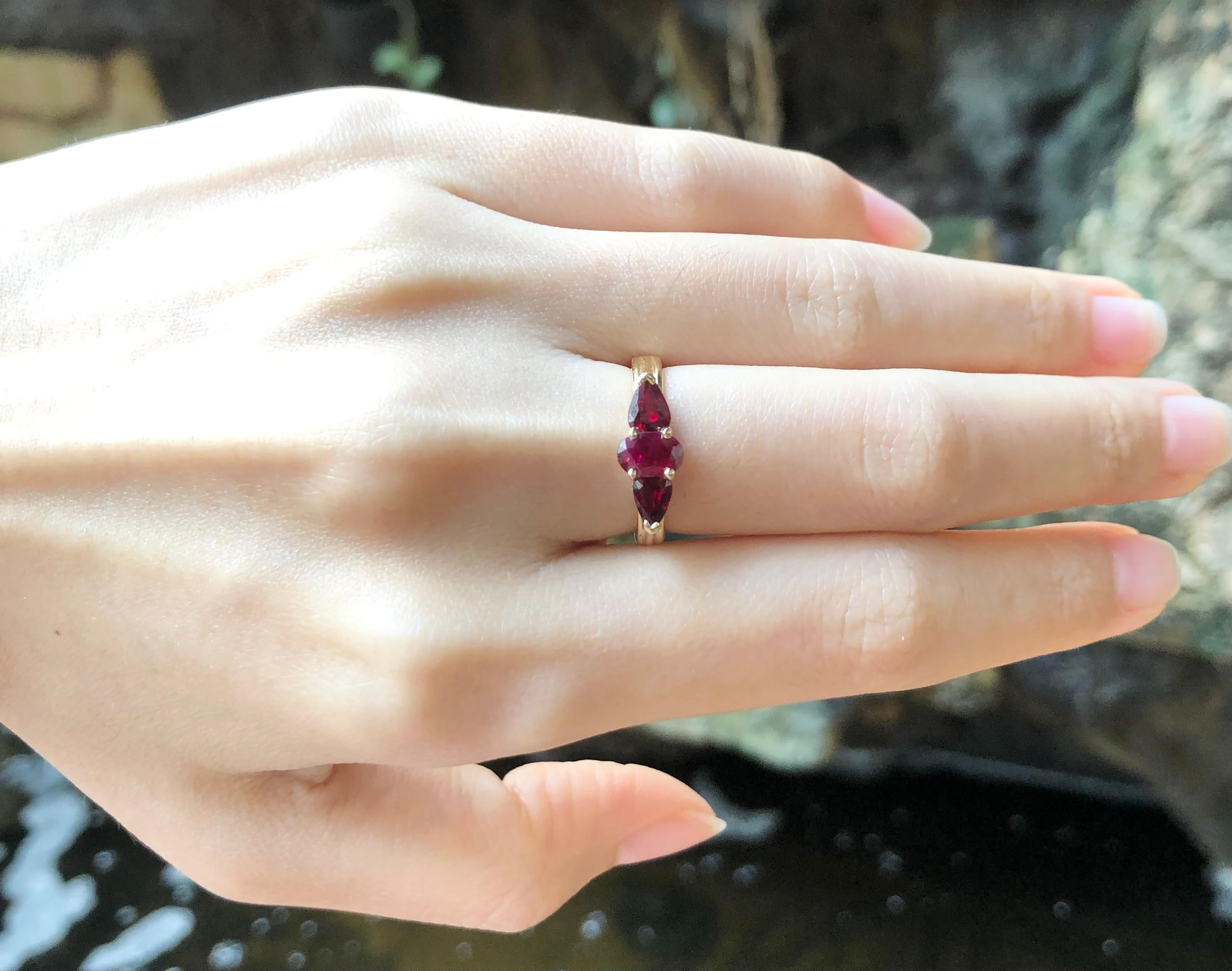 Ruby 1.50 carats Ring set in 18 Karat Gold Settings

Width:  1.5 cm 
Length: 0.6 cm
Taille de lla bague : 49
Total Weight: 3.75 grams


