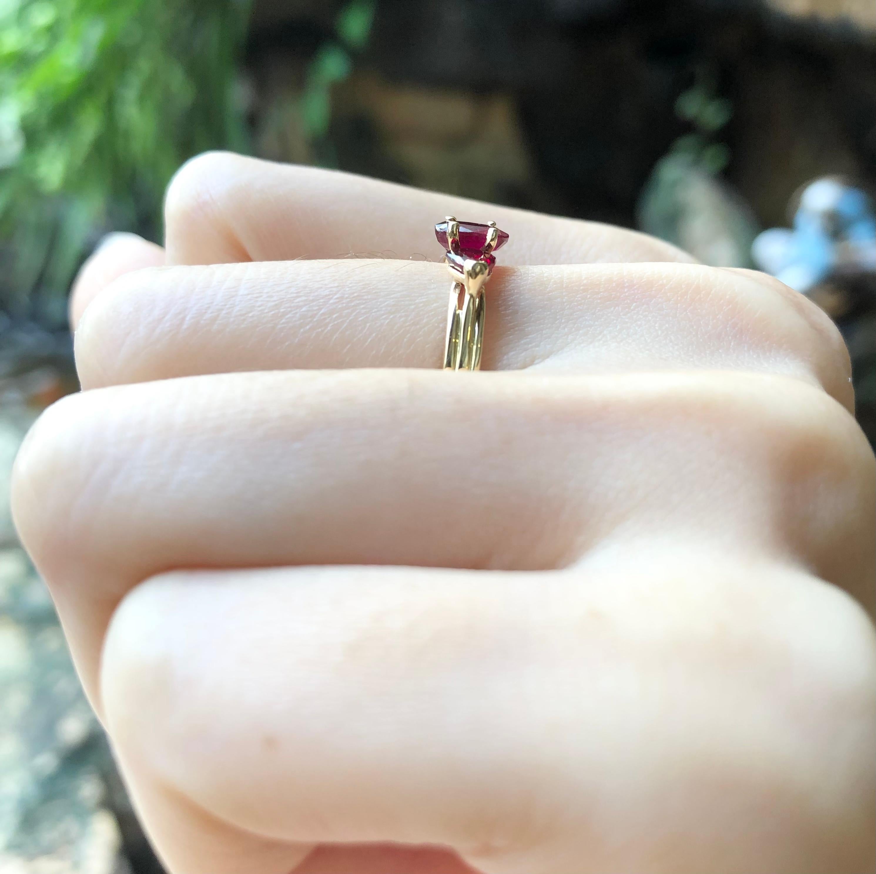 Contemporain Bague en rubis sertie dans des réglages en or 18 carats en vente