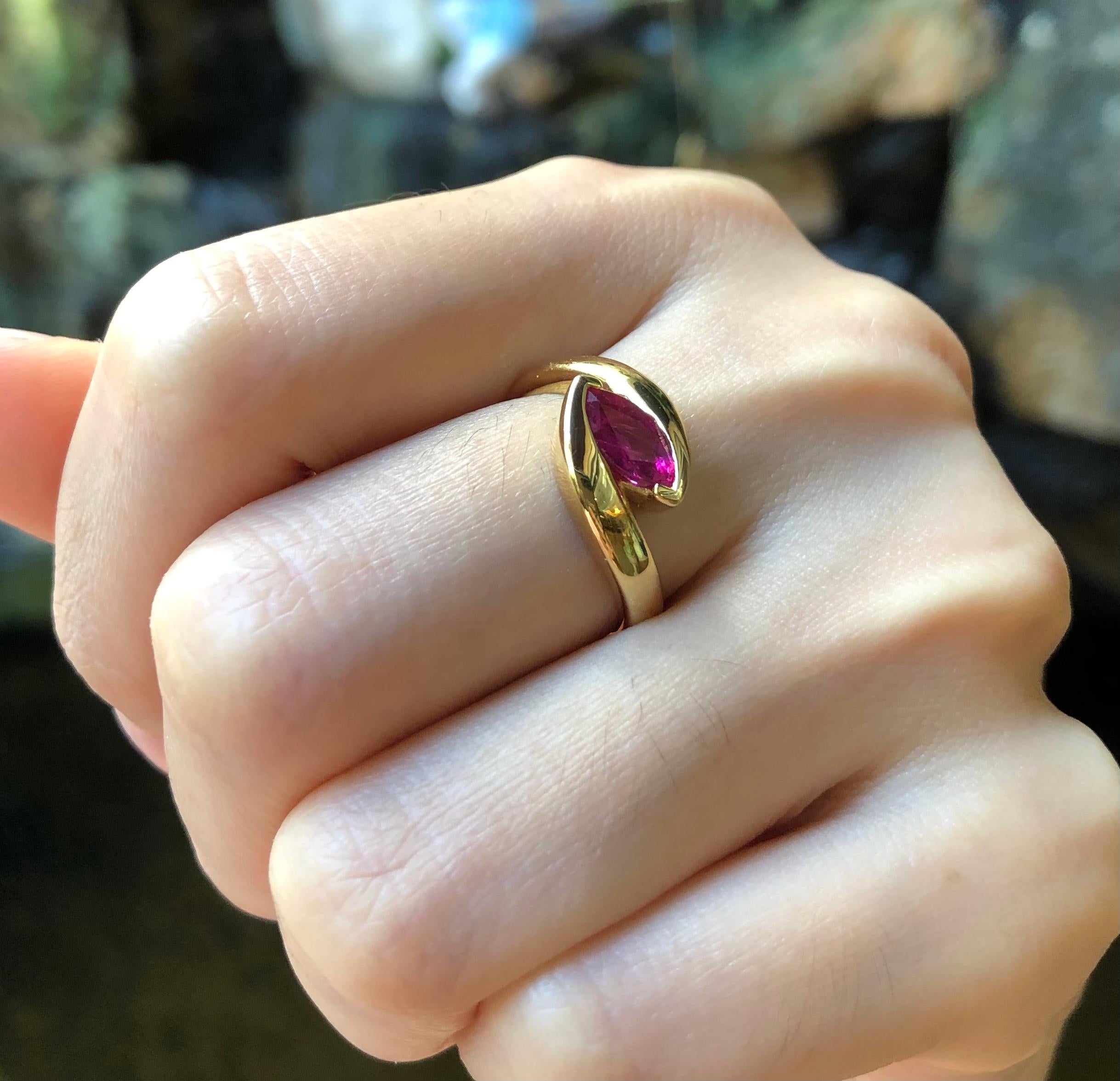 Bague en or 18 carats sertie de rubis Pour femmes en vente