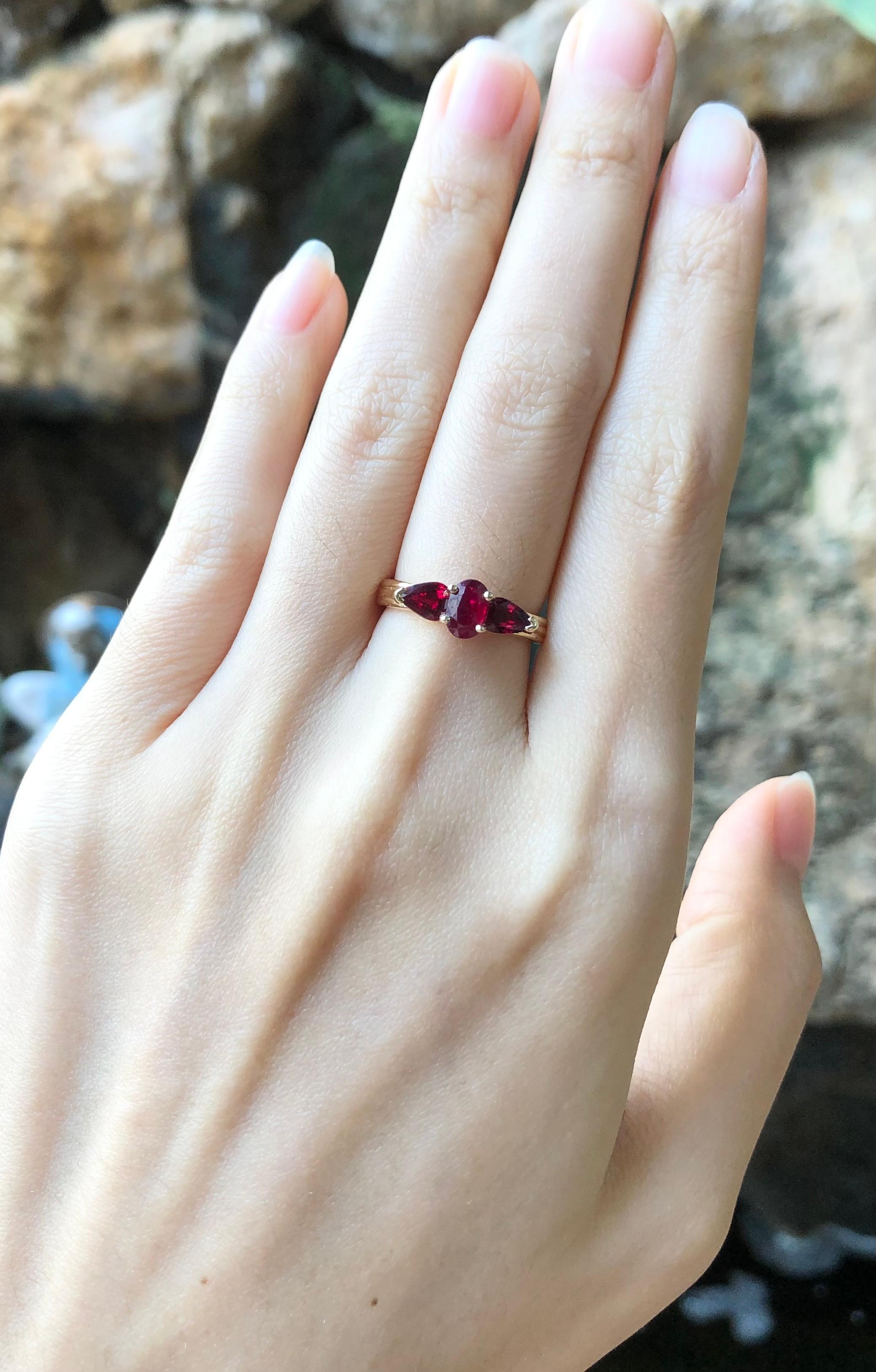 Bague en rubis sertie dans des réglages en or 18 carats Neuf - En vente à Bangkok, TH