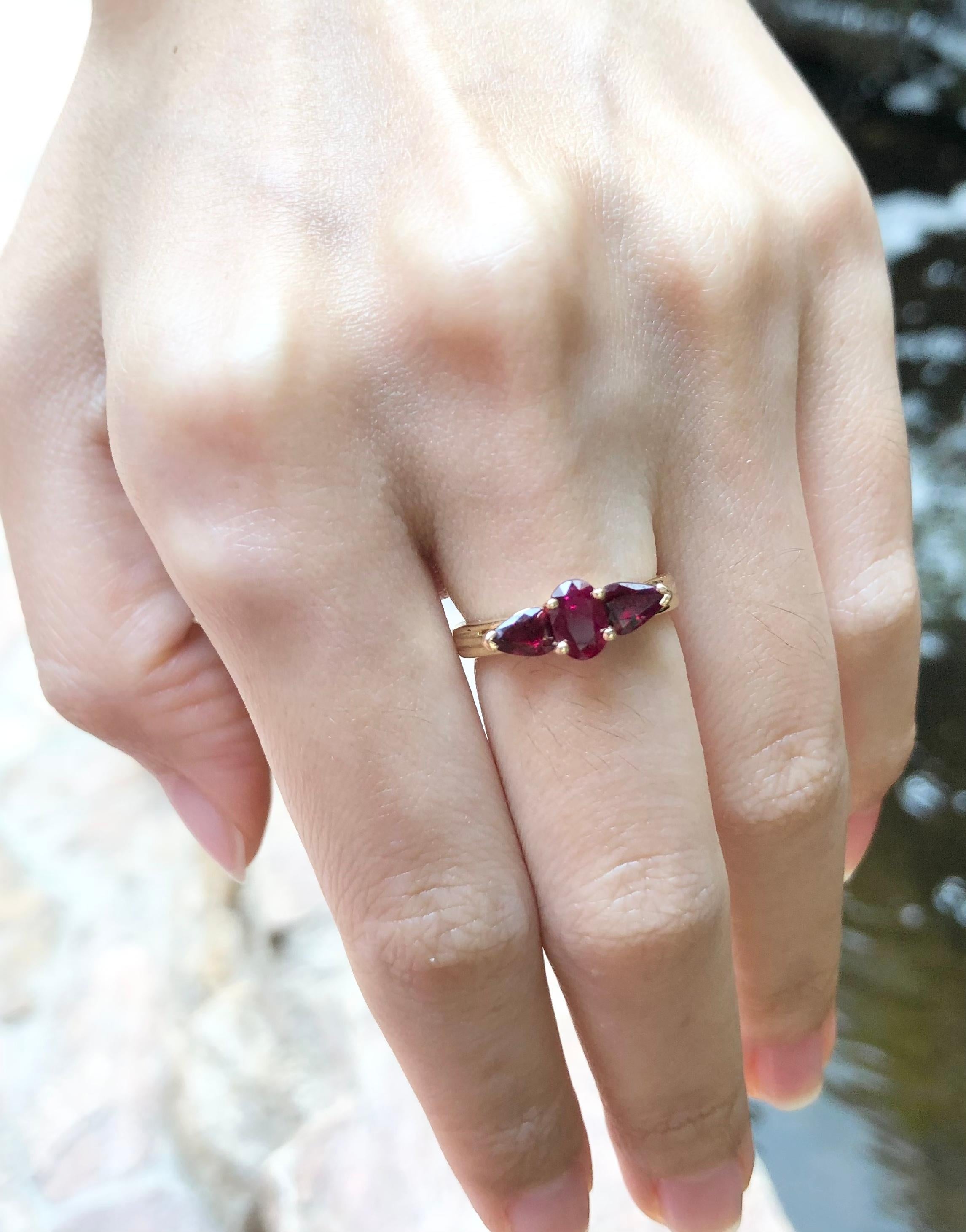 Bague en rubis sertie dans des réglages en or 18 carats Pour femmes en vente