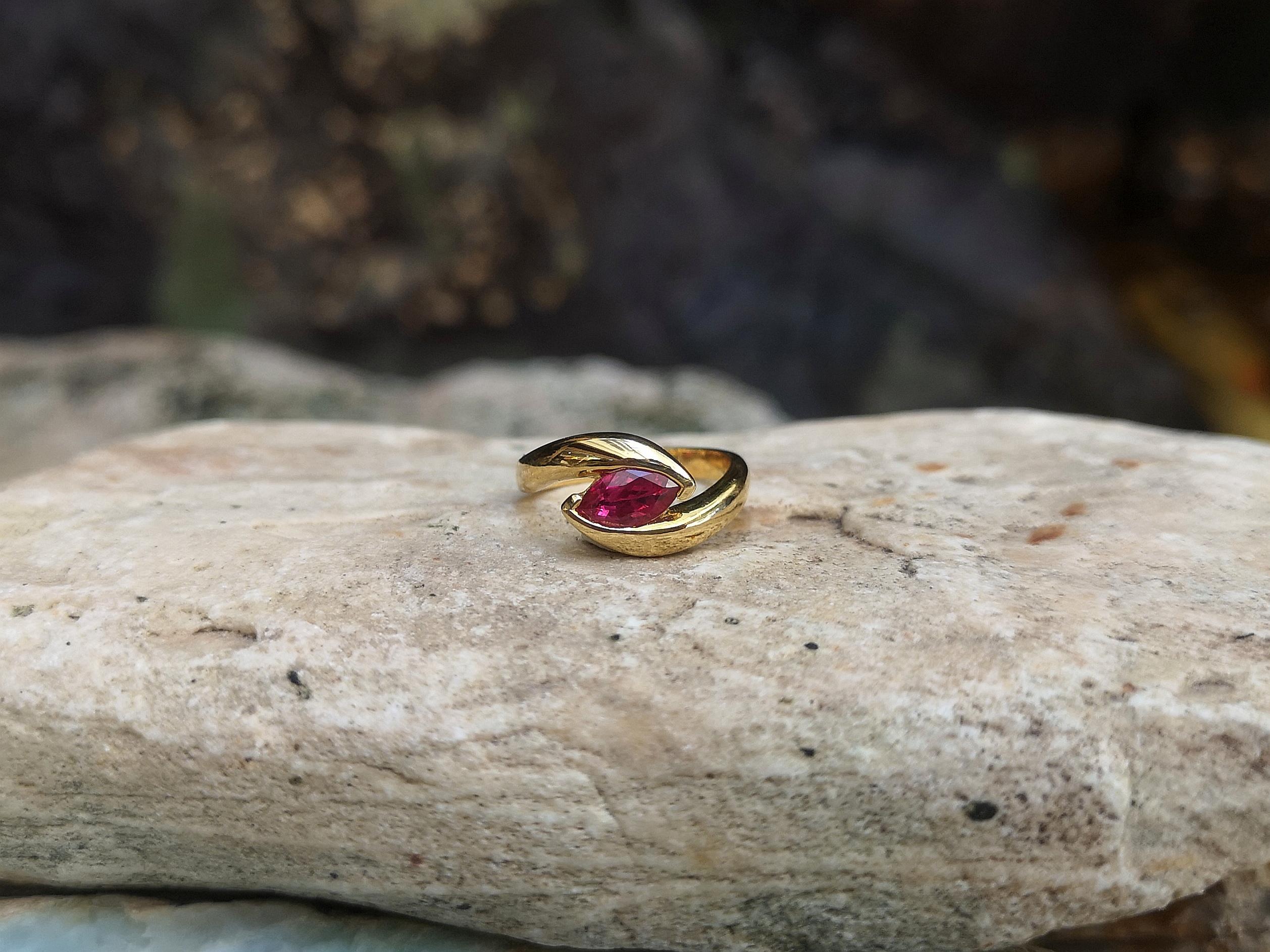 Bague en or 18 carats sertie de rubis en vente 2