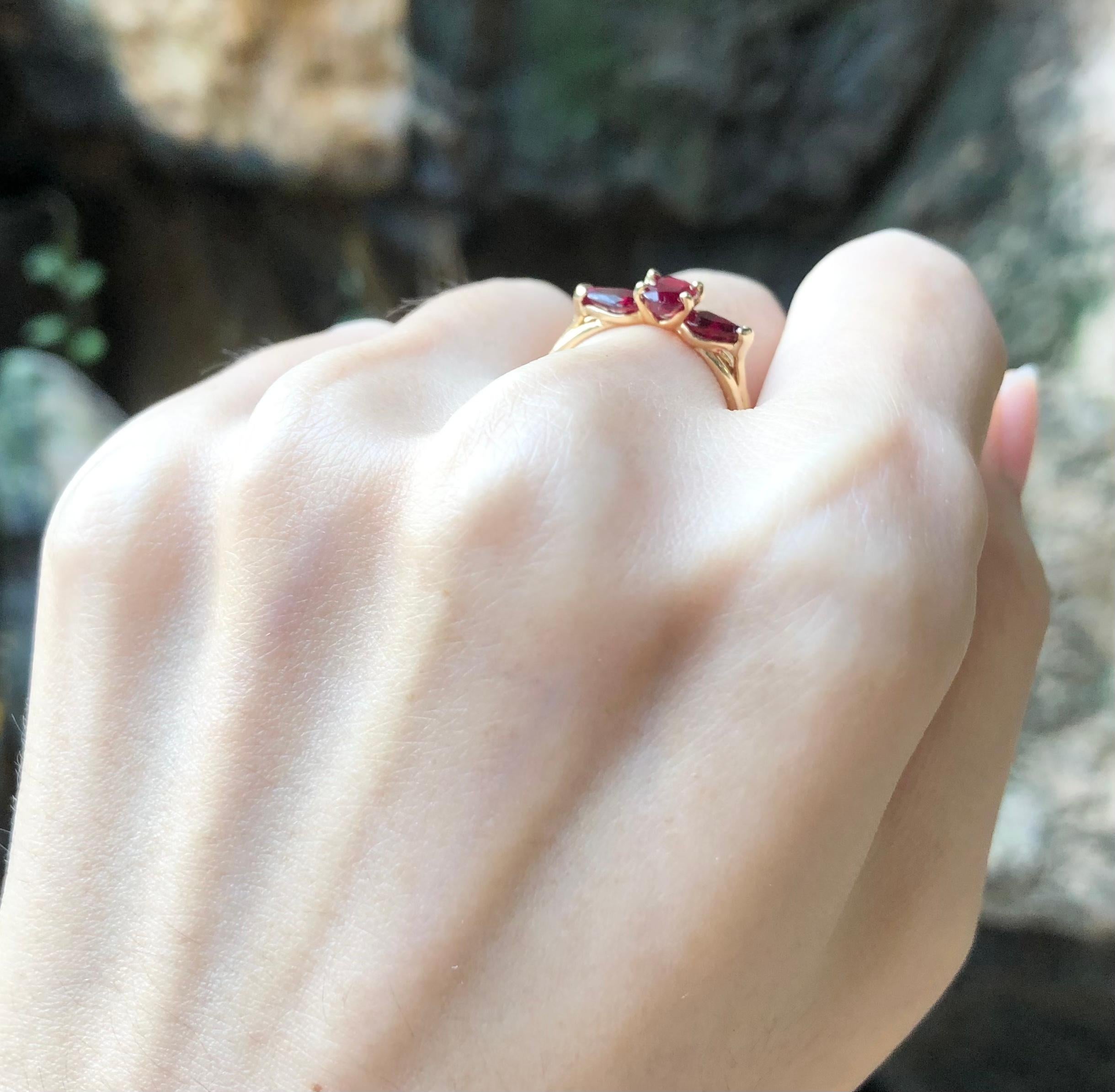 Bague en rubis sertie dans des réglages en or 18 carats en vente 1