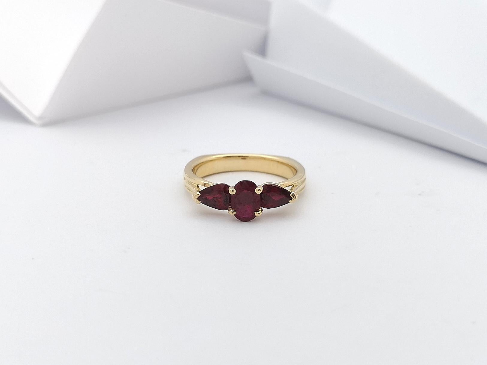 Bague en rubis sertie dans des réglages en or 18 carats en vente 2