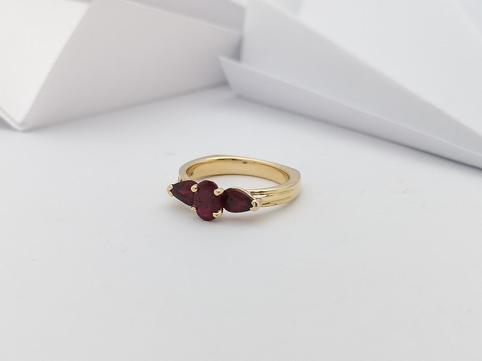 Bague en rubis sertie dans des réglages en or 18 carats en vente 3