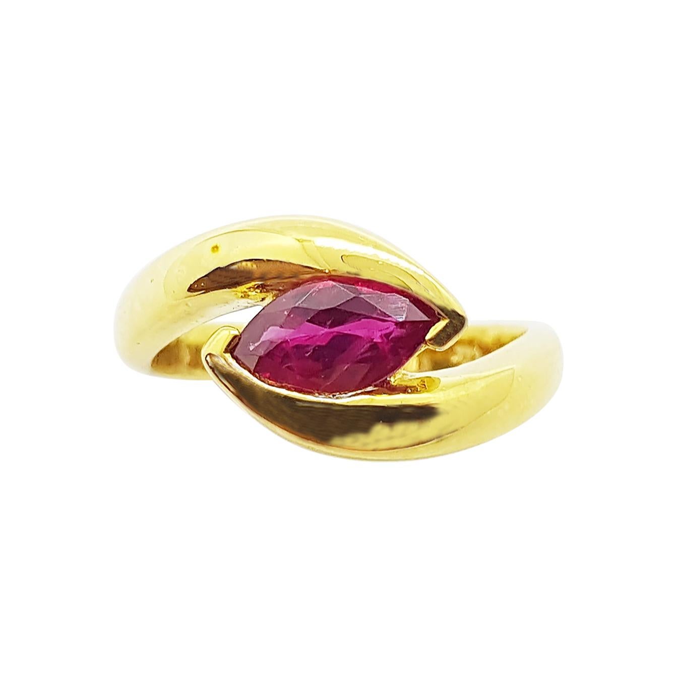 Anello con rubino incastonato in oro 18 carati