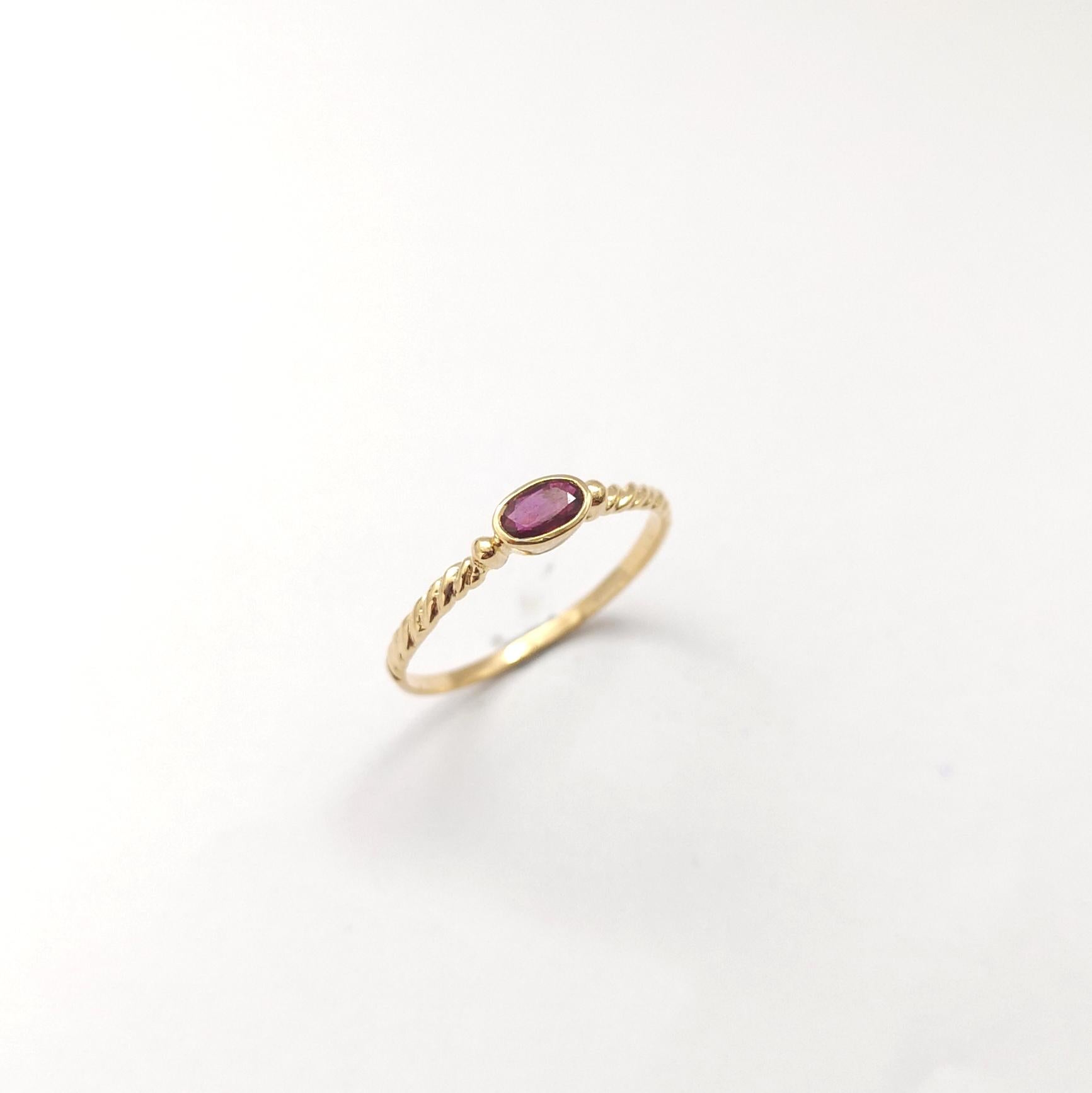Anillo de rubí engastado en oro de 18 quilates en venta 4