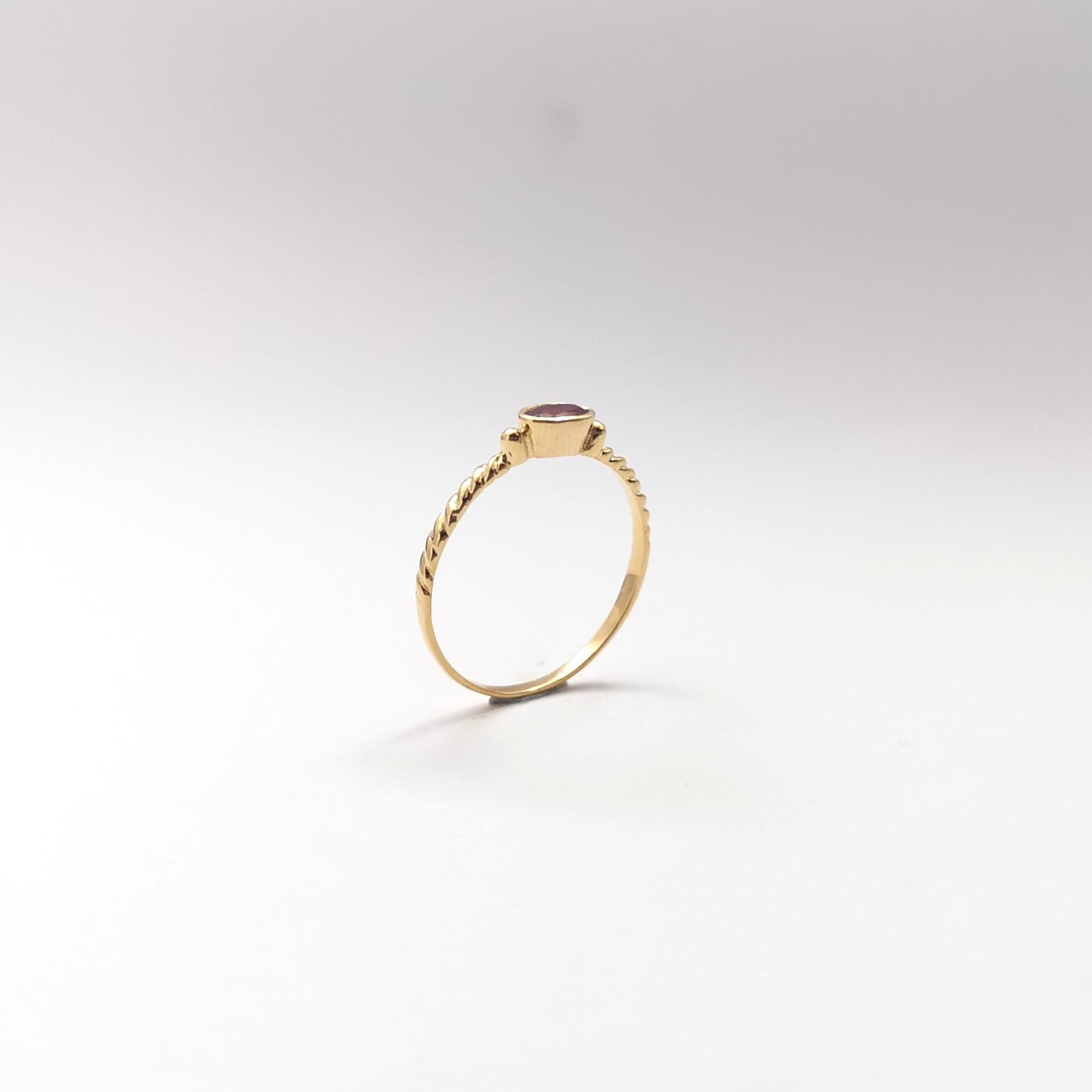 Anillo de rubí engastado en oro de 18 quilates en venta 5