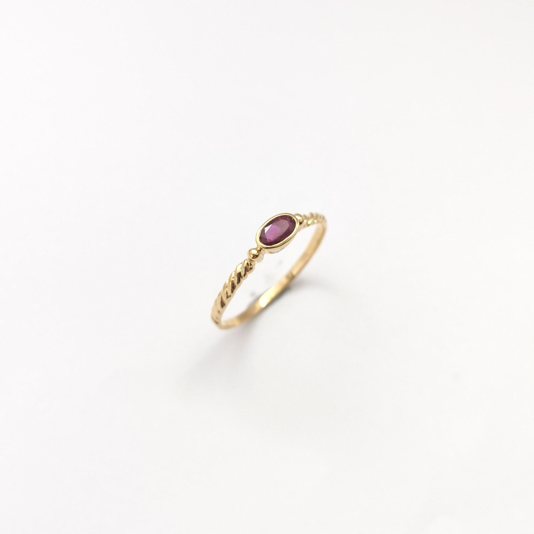 Anillo de rubí engastado en oro de 18 quilates en venta 7