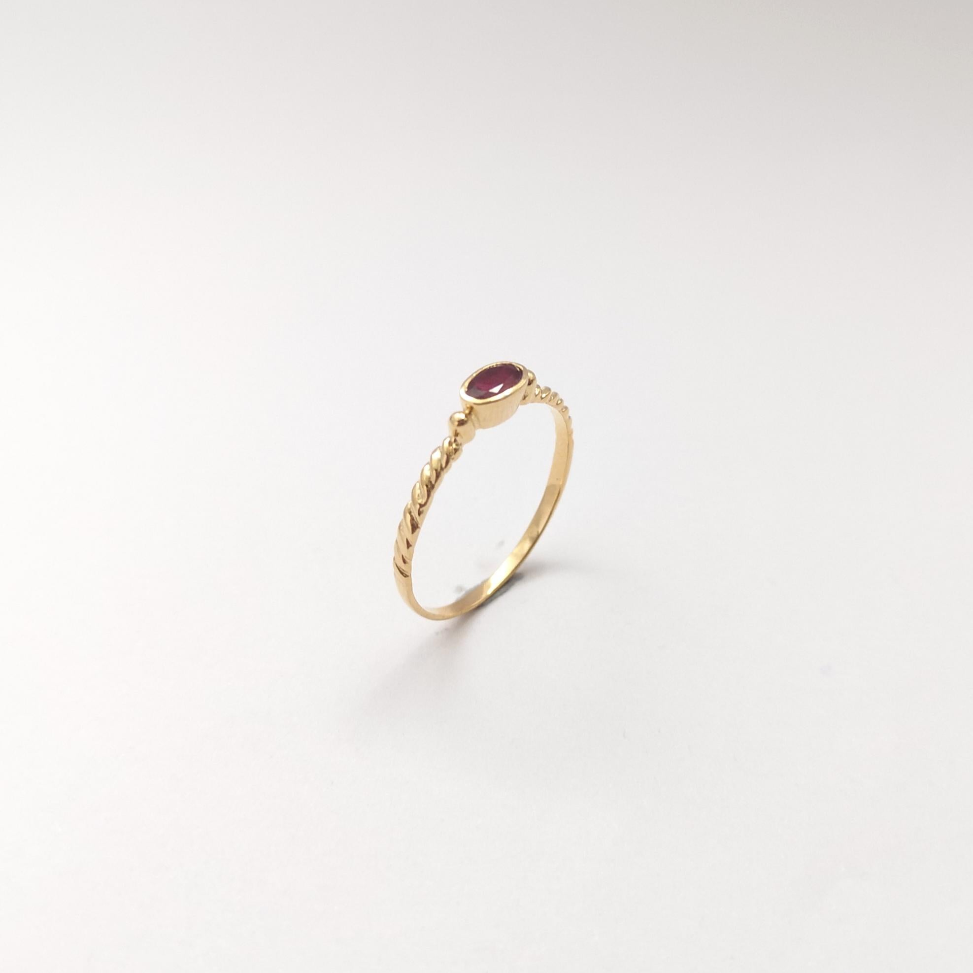 Anillo de rubí engastado en oro de 18 quilates en venta 8