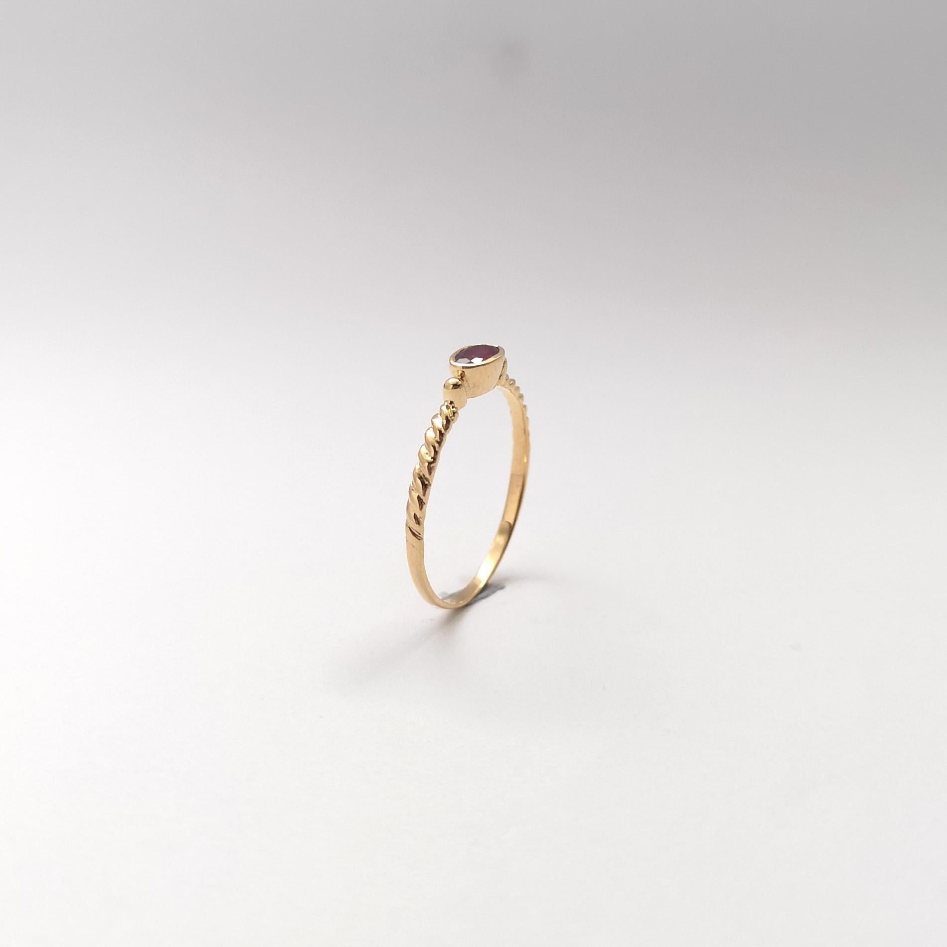 Anillo de rubí engastado en oro de 18 quilates en venta 9