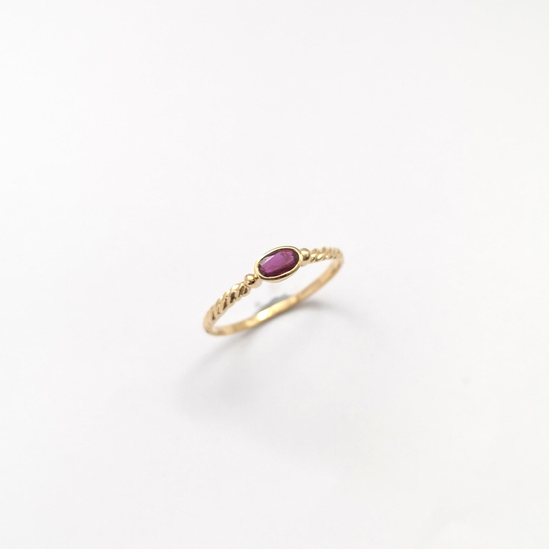 Anillo de rubí engastado en oro de 18 quilates en venta 10