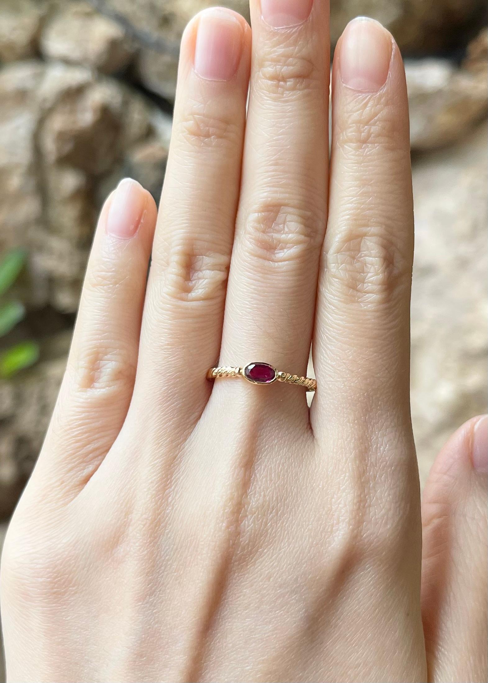 Anillo de rubí de 0,34 quilates engastado en oro de 18 quilates

Anchura:  0.6cm 
Longitud: 0.3 cm
Tamaño del anillo: 60
Peso total: 1.65 gramos

