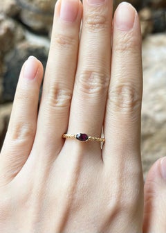 Anillo de rubí engastado en oro de 18 quilates