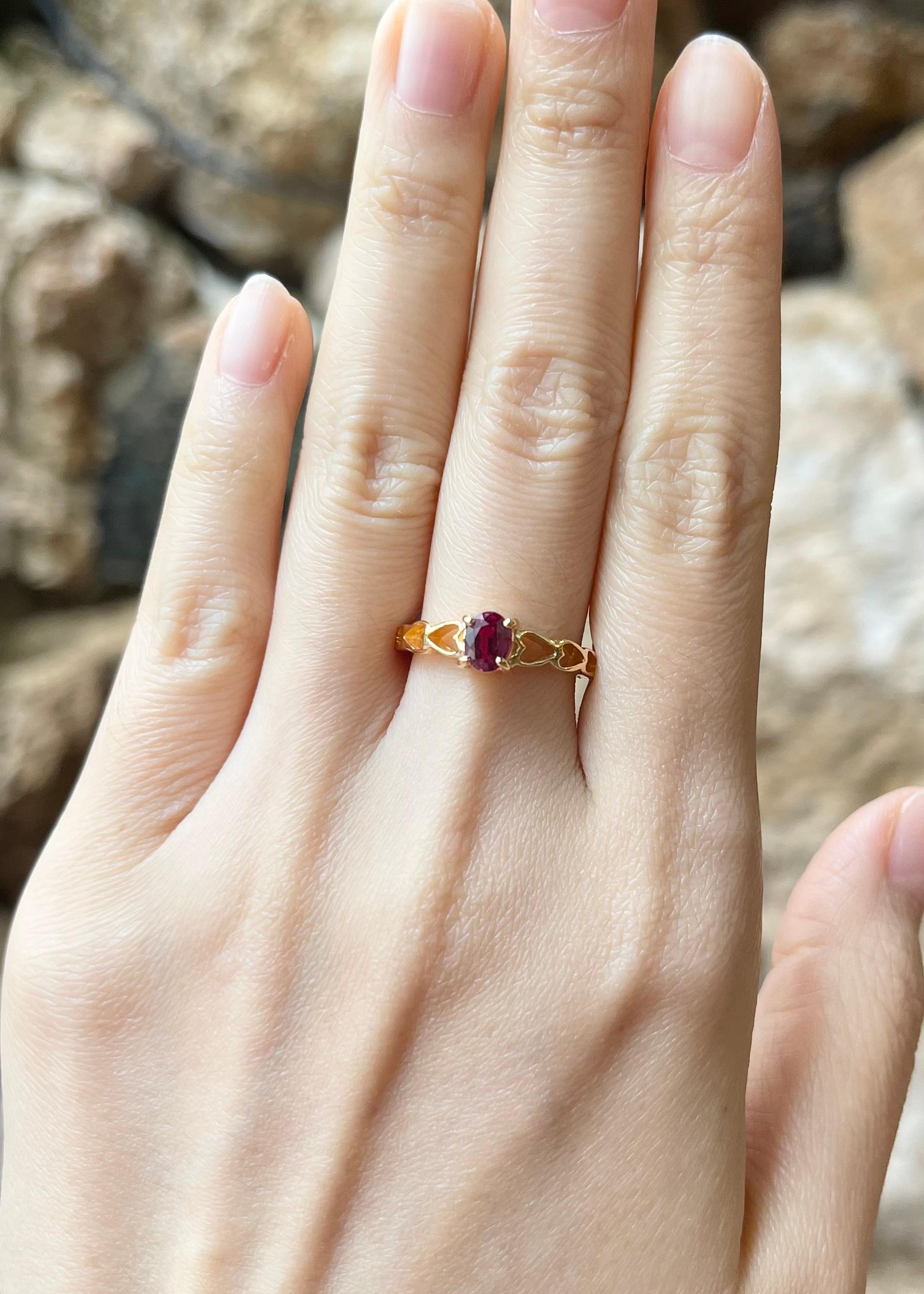 Rubin 0,64 Karat Ring in 18K Goldfassung

Breite:  0.5 cm 
Länge: 0,6 cm
Ringgröße: 54
Gesamtgewicht: 3,13 Gramm


