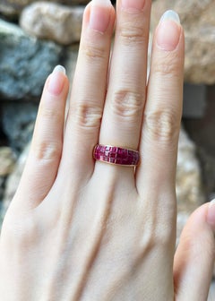 Anello con rubino incastonato in oro 18 carati