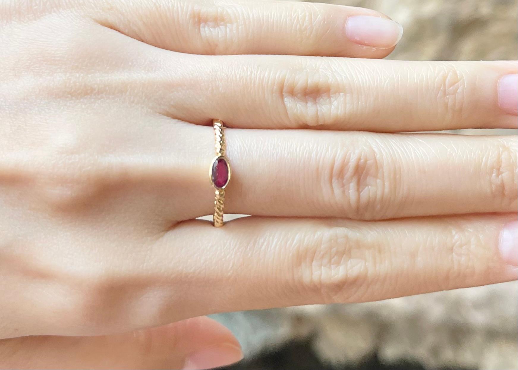 Anillo de rubí engastado en oro de 18 quilates Contemporáneo en venta