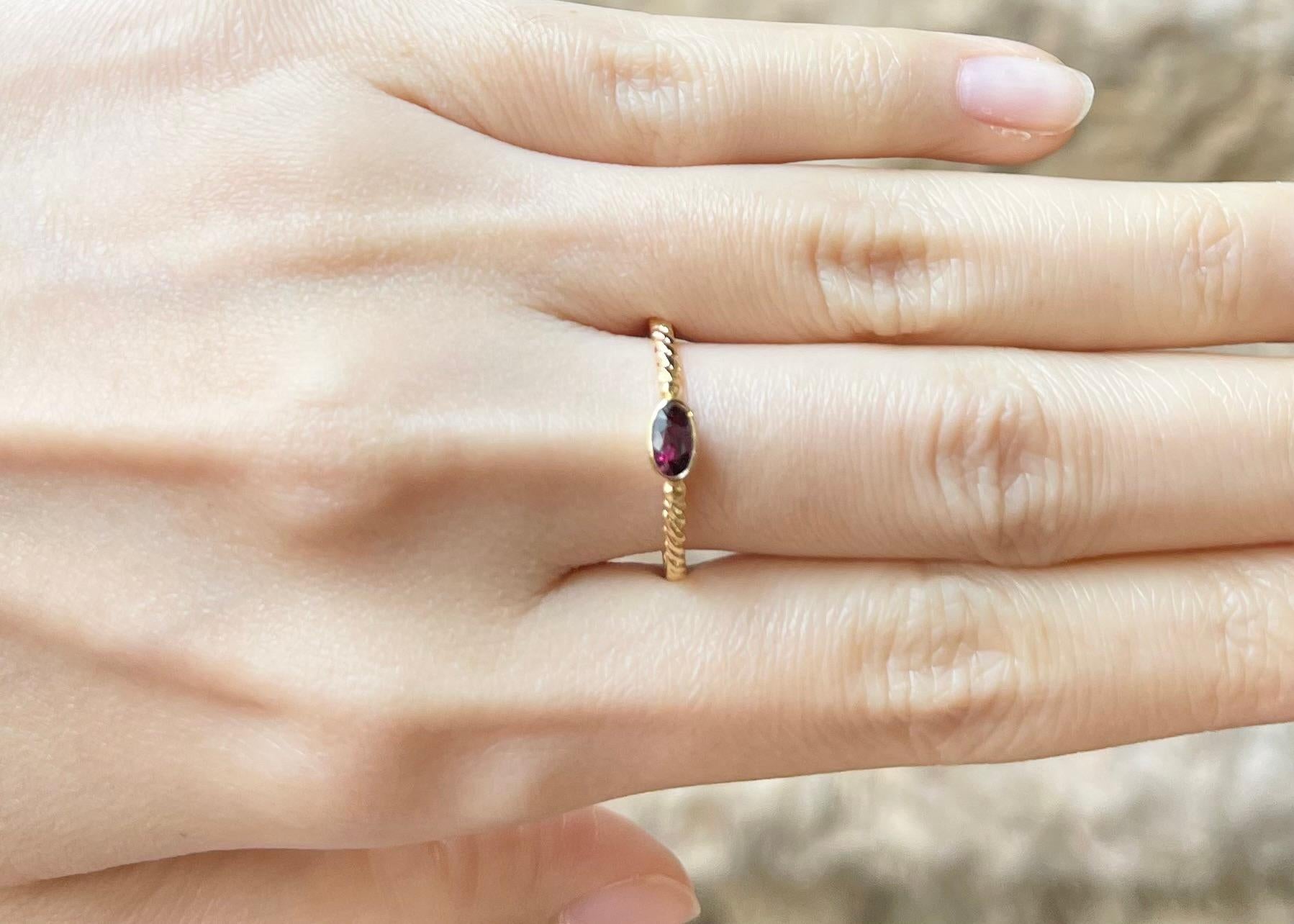 Rubin-Ring in 18 Karat Gold gefasst in Fassungen (Zeitgenössisch) im Angebot
