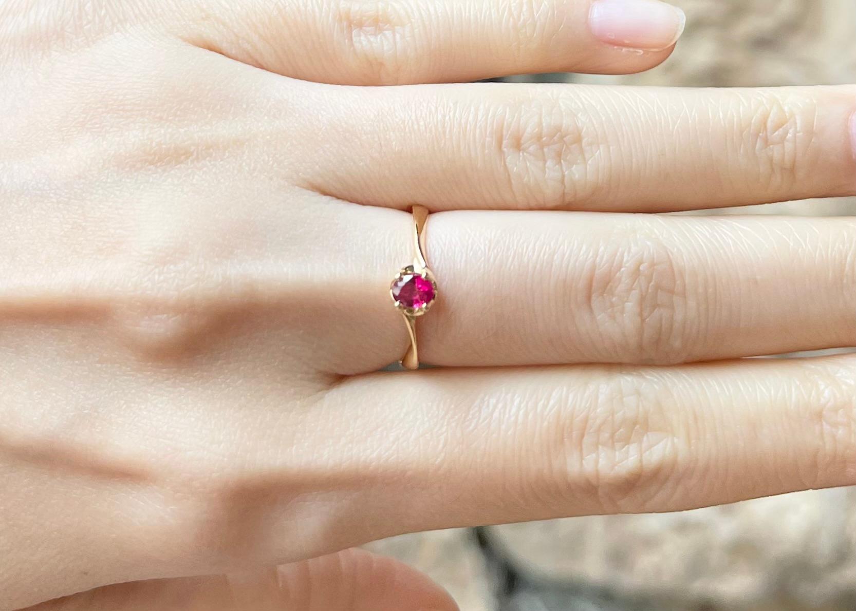Rubin-Ring in 18 Karat Gold gefasst in Fassungen (Zeitgenössisch) im Angebot