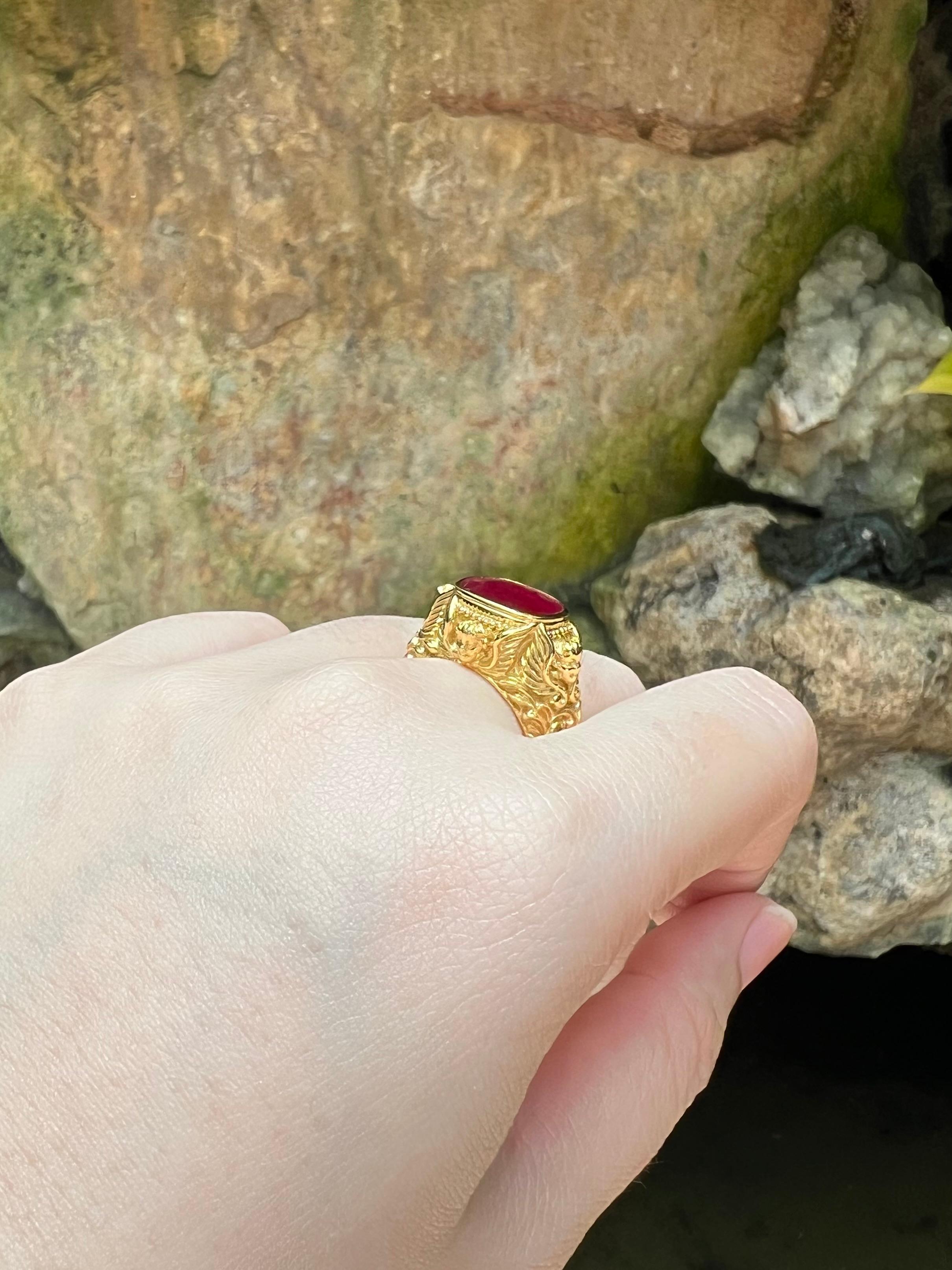 Neobarocco Anello con rubino incastonato in oro 18 carati in vendita