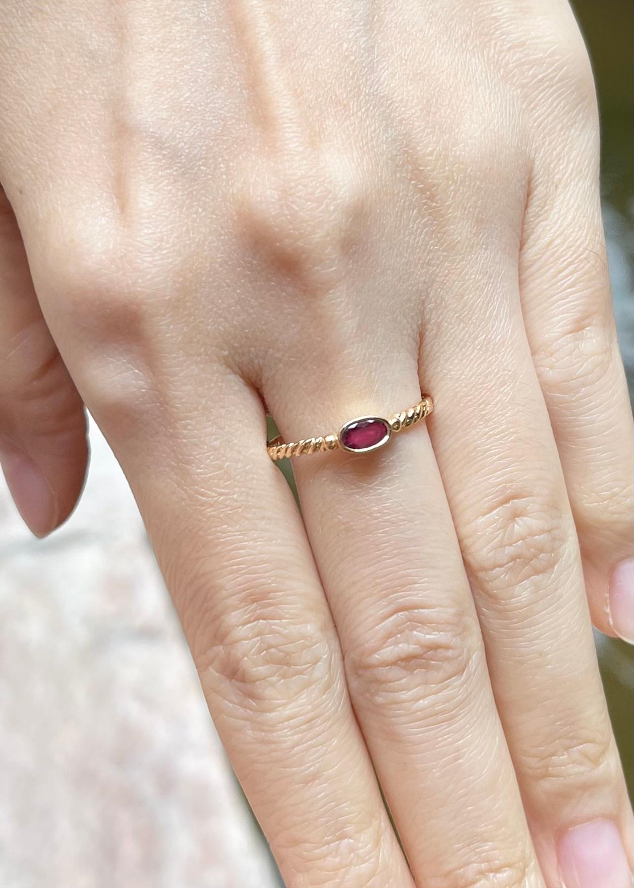 Anillo de rubí engastado en oro de 18 quilates Corte oval en venta