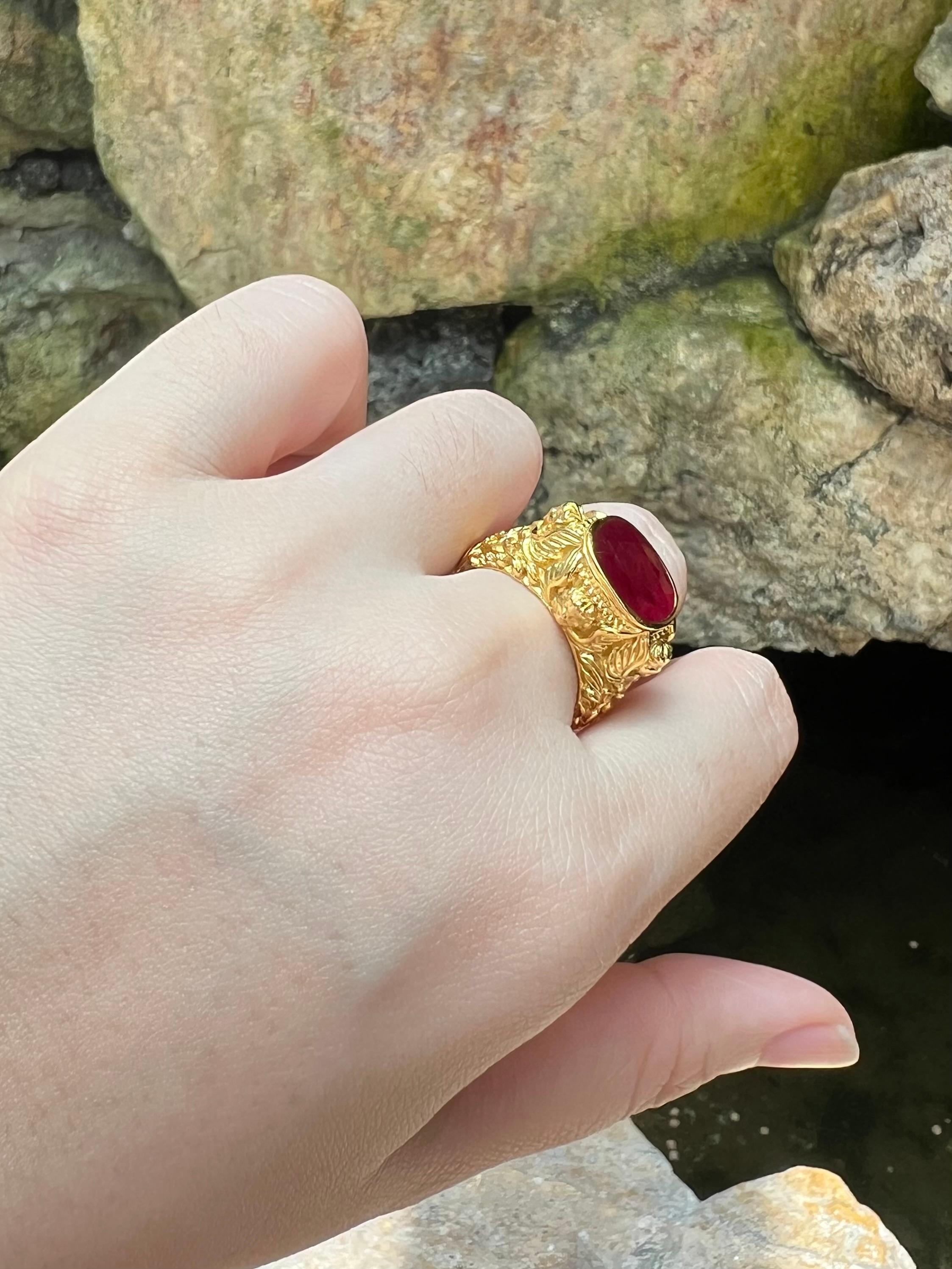 Anello con rubino incastonato in oro 18 carati In condizioni Nuovo in vendita a Bangkok, TH