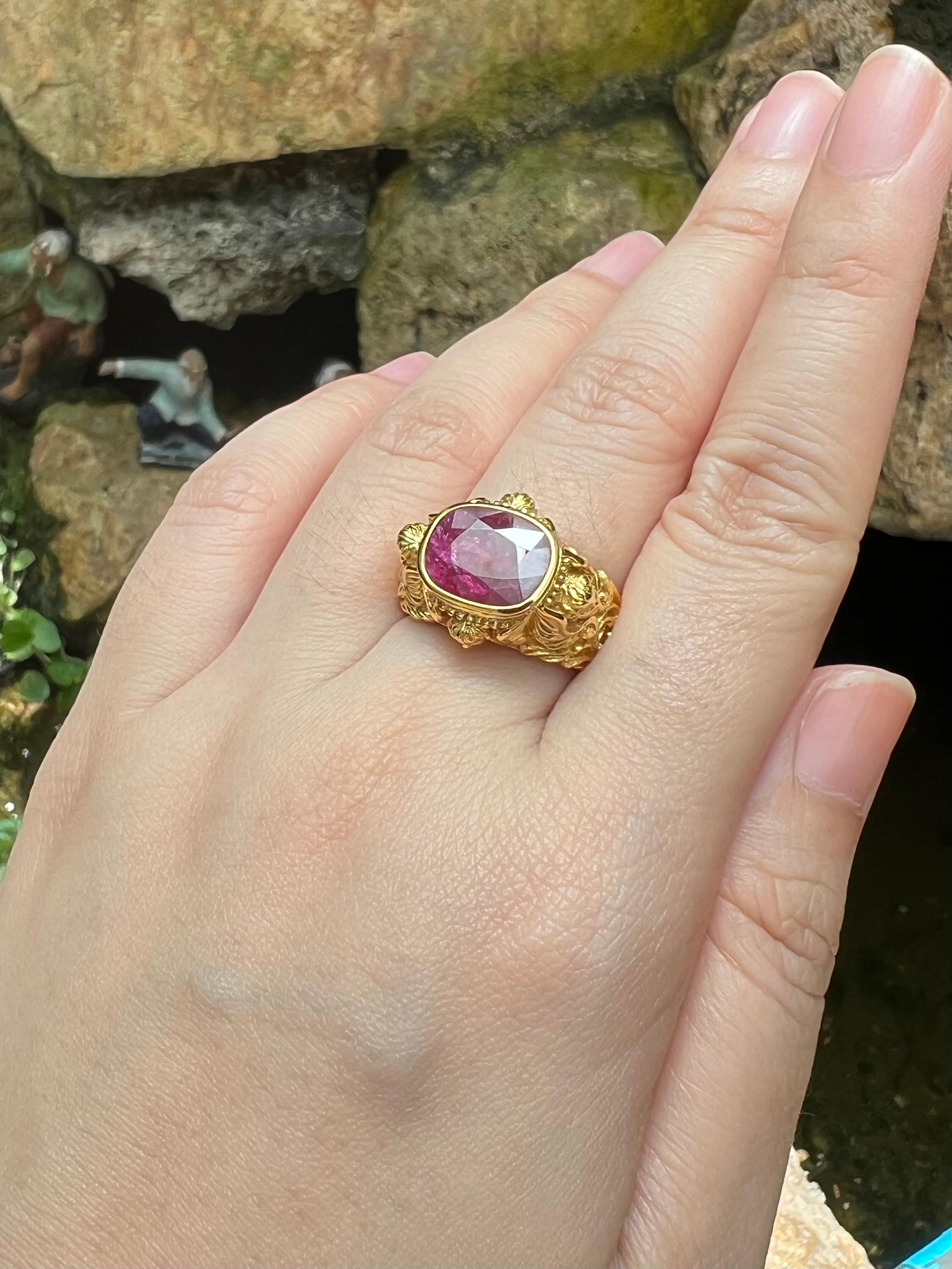 Anello con rubino incastonato in oro 18 carati in vendita 1