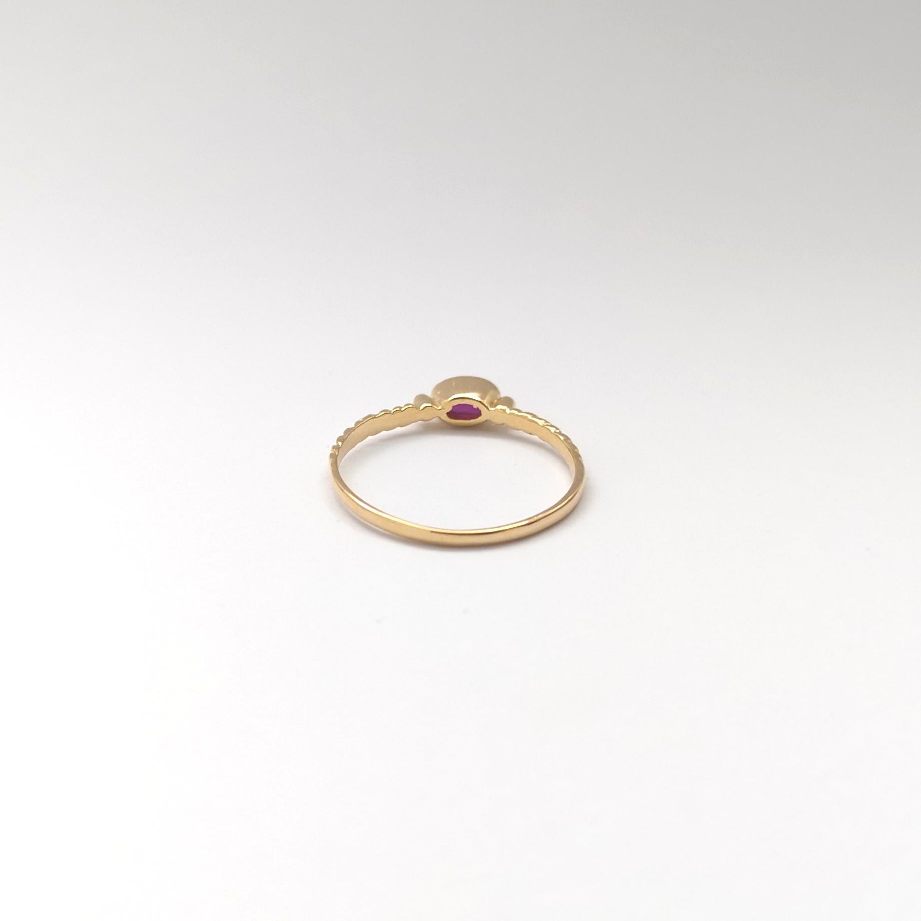 Anillo de rubí engastado en oro de 18 quilates en venta 2