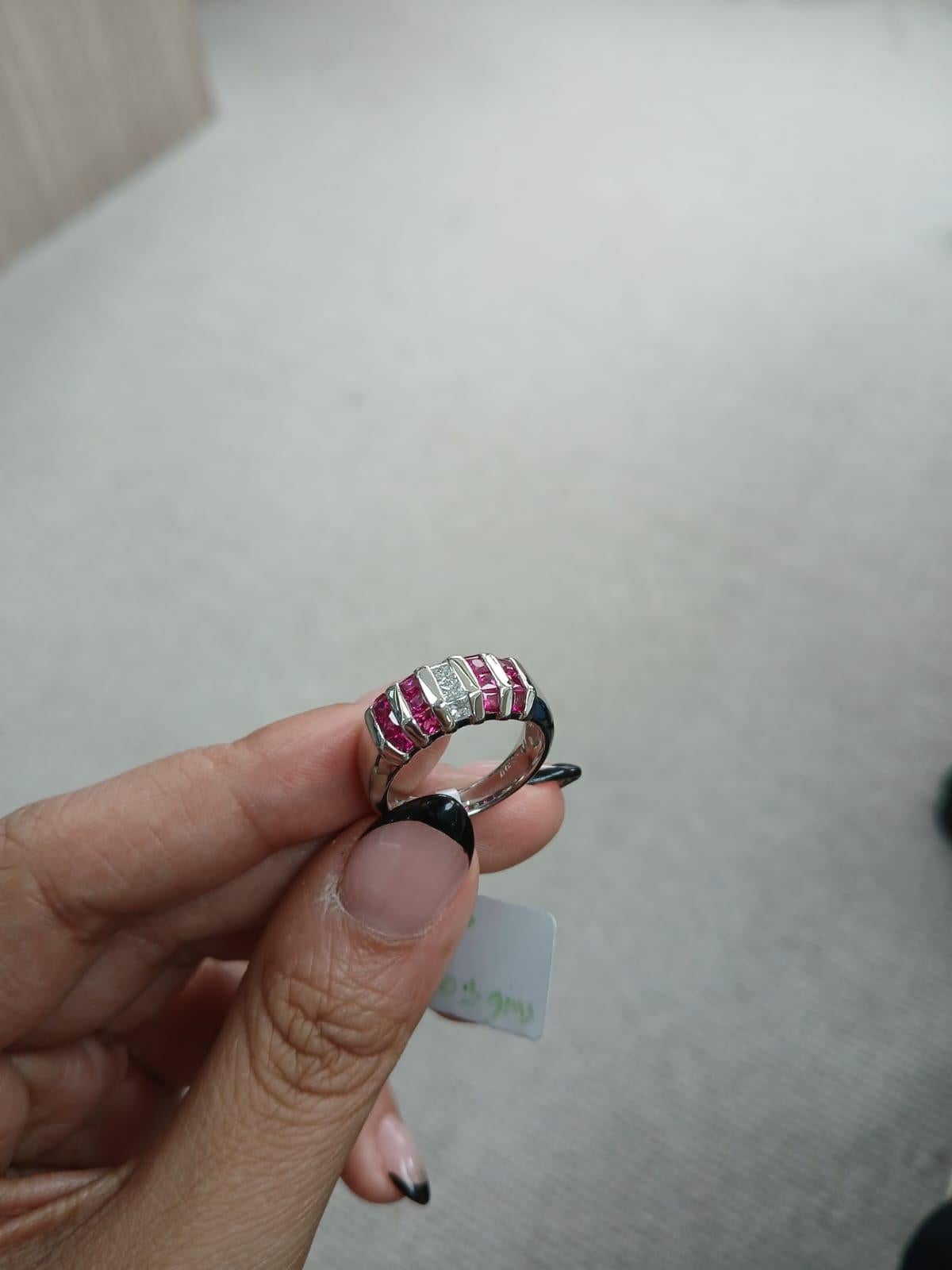 Anello con rubino incastonato in platino e diamanti in vendita 5
