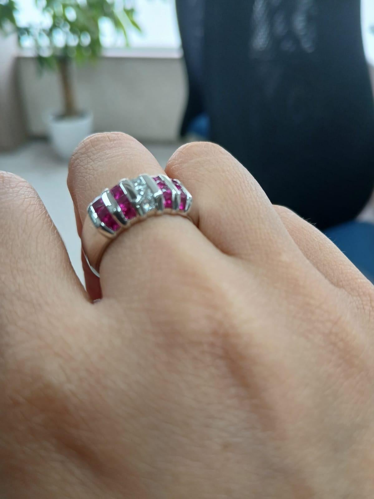 Anello con rubino incastonato in platino e diamanti in vendita 3