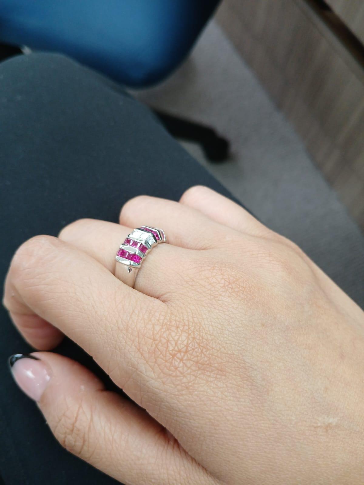 Anello con rubino incastonato in platino e diamanti in vendita 4