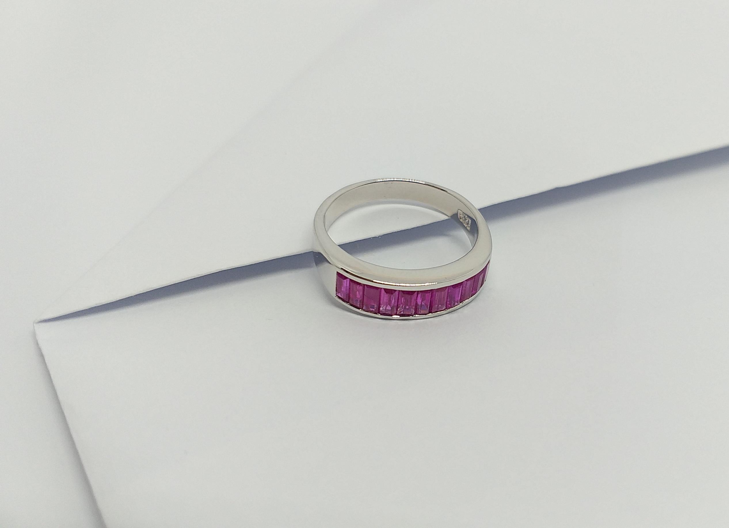 Anello con rubino incastonato in montatura d'argento in vendita 5