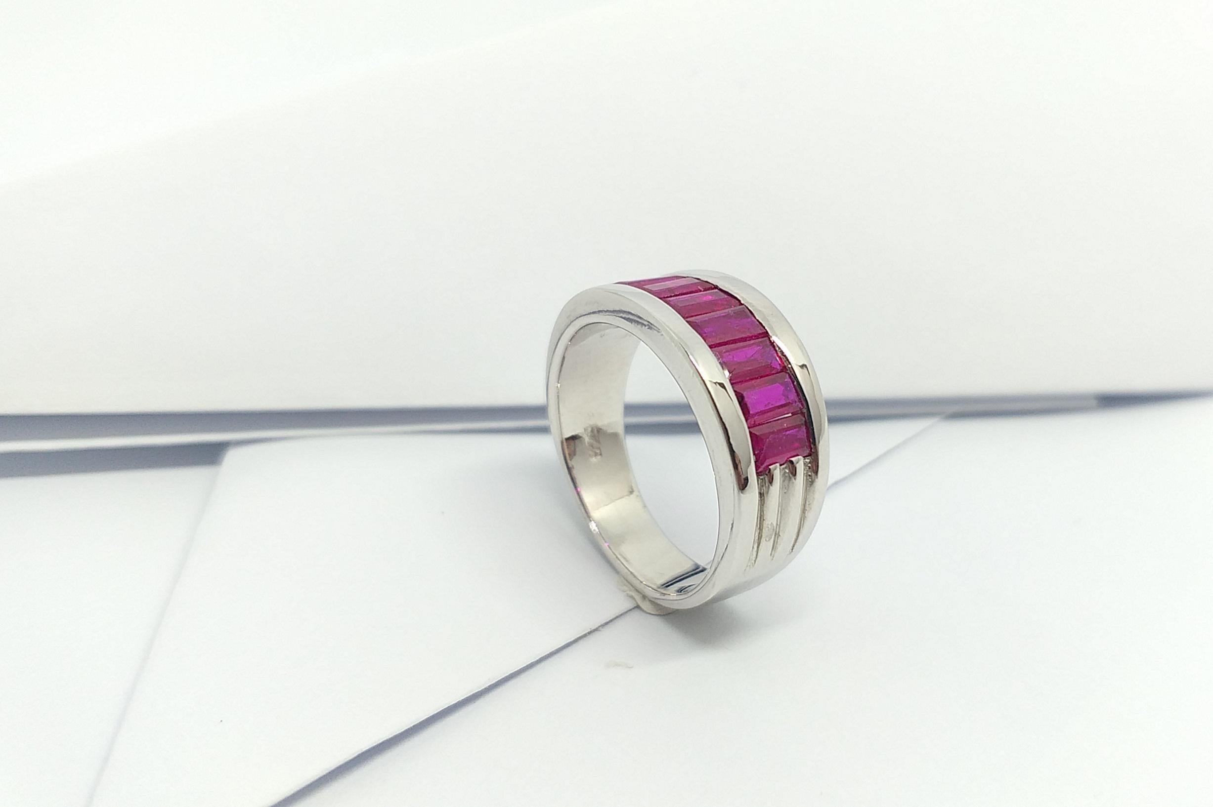 Anello con rubino incastonato in montatura d'argento in vendita 7