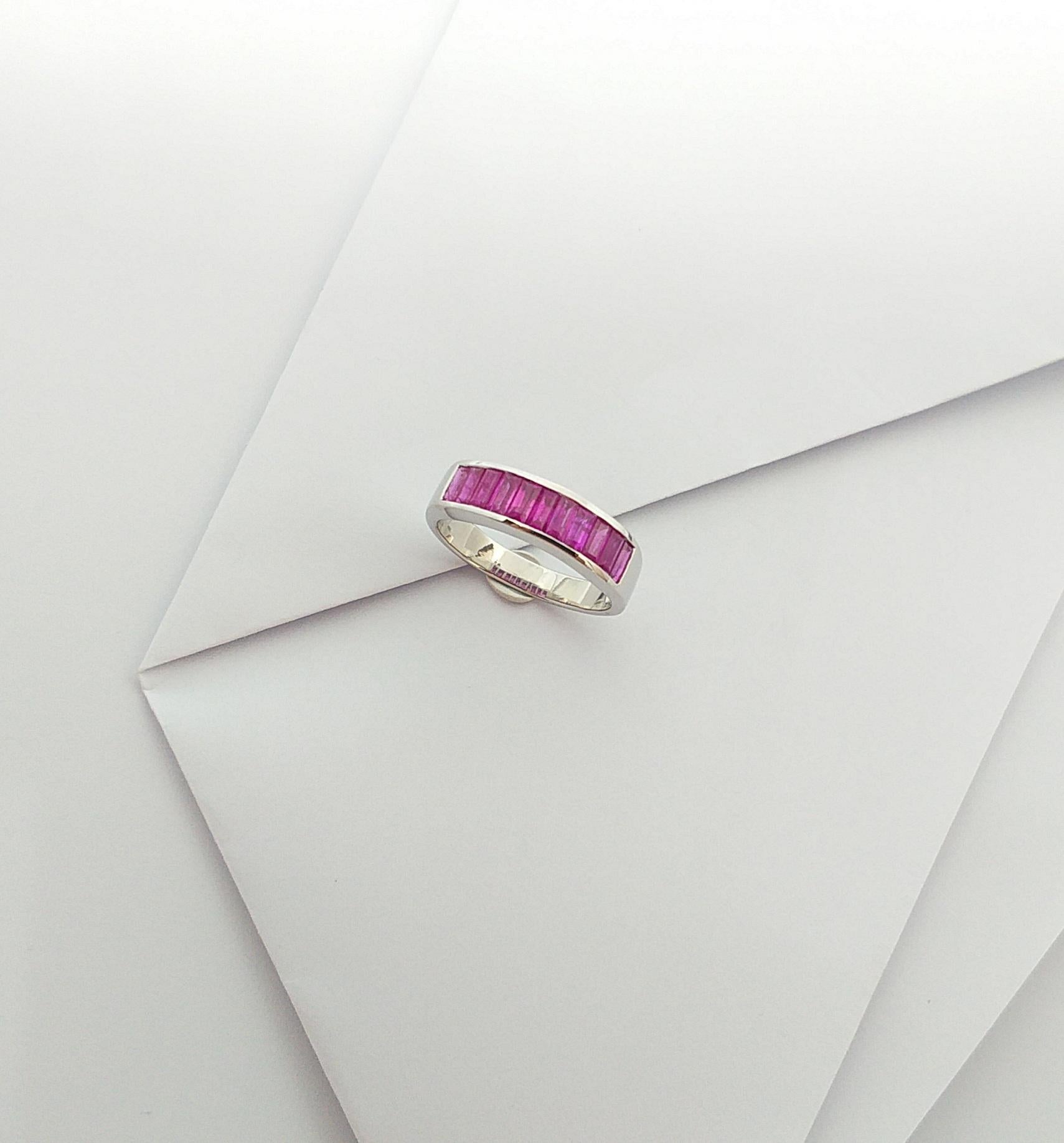 Anello con rubino incastonato in montatura d'argento in vendita 7