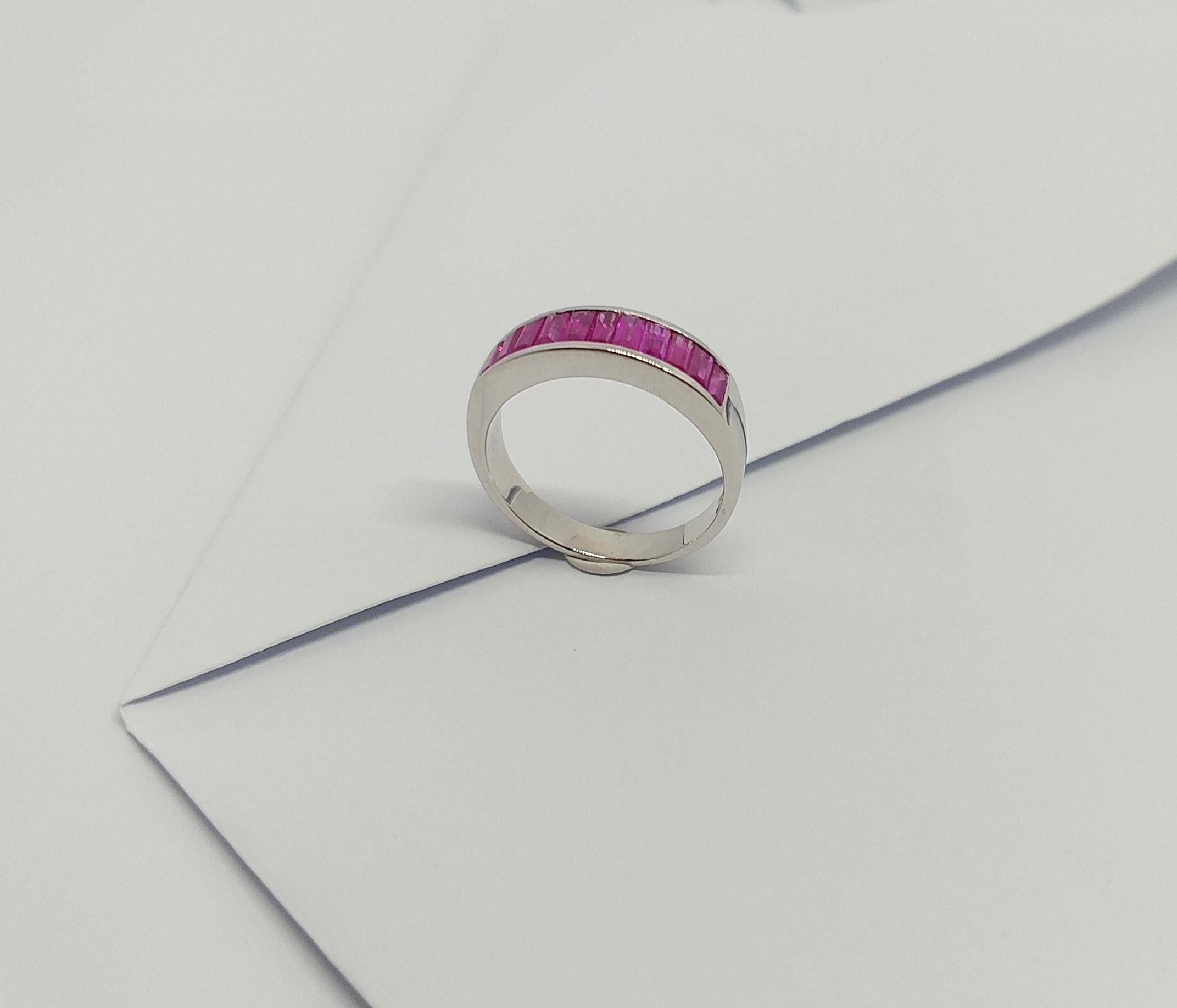 Anello con rubino incastonato in montatura d'argento in vendita 8
