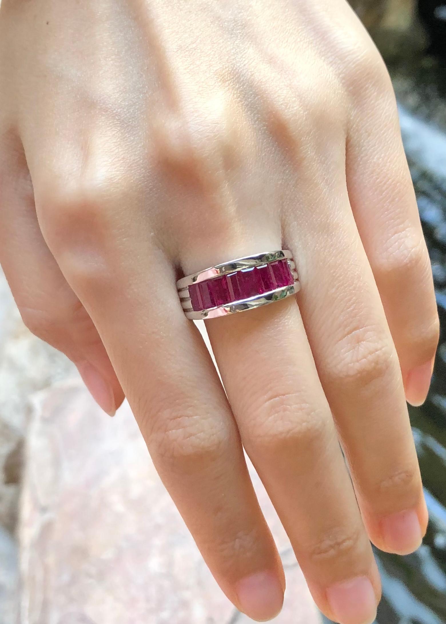 Contemporain Bague en rubis sertie dans des paramètres argentés en vente