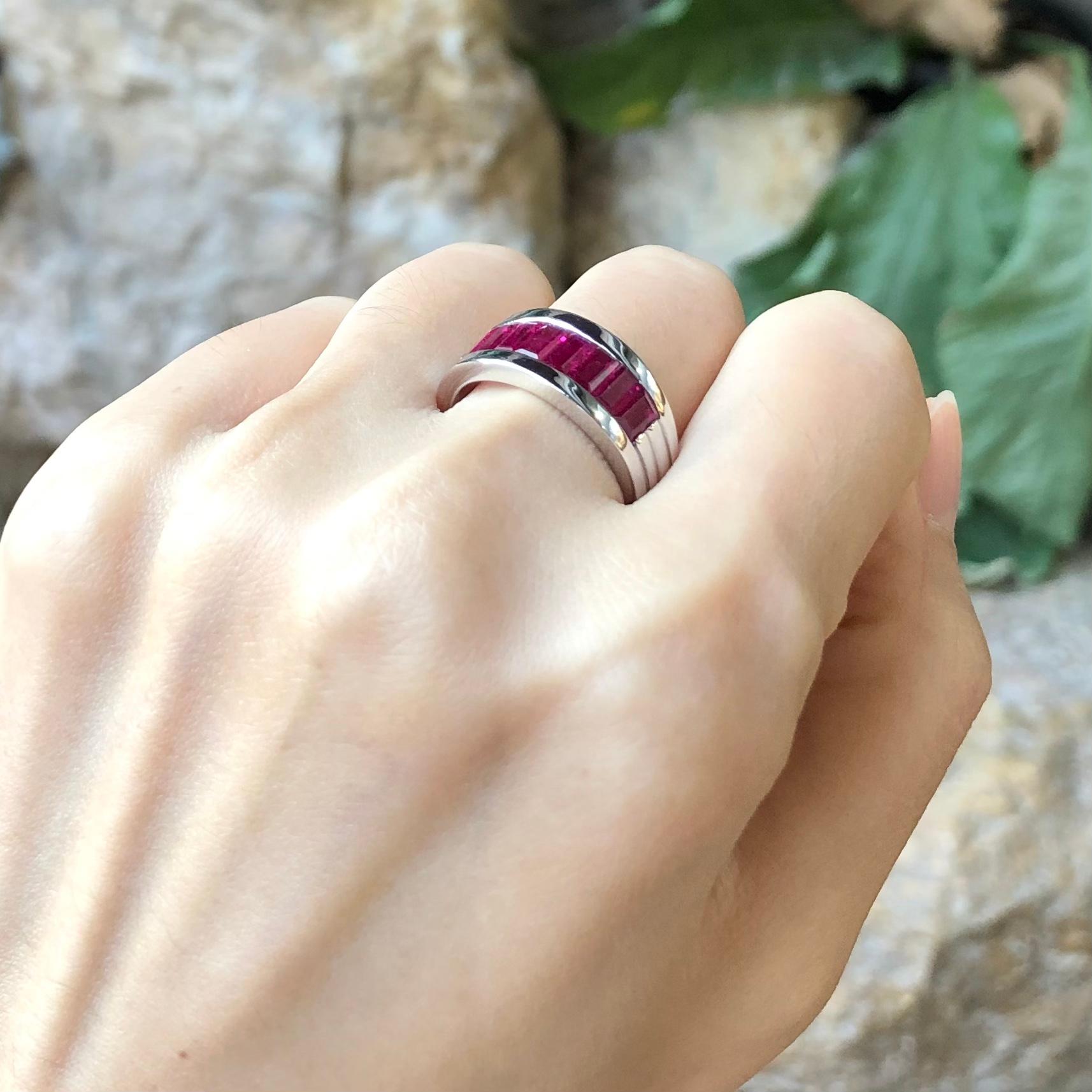 Anello con rubino incastonato in montatura d'argento in vendita 1