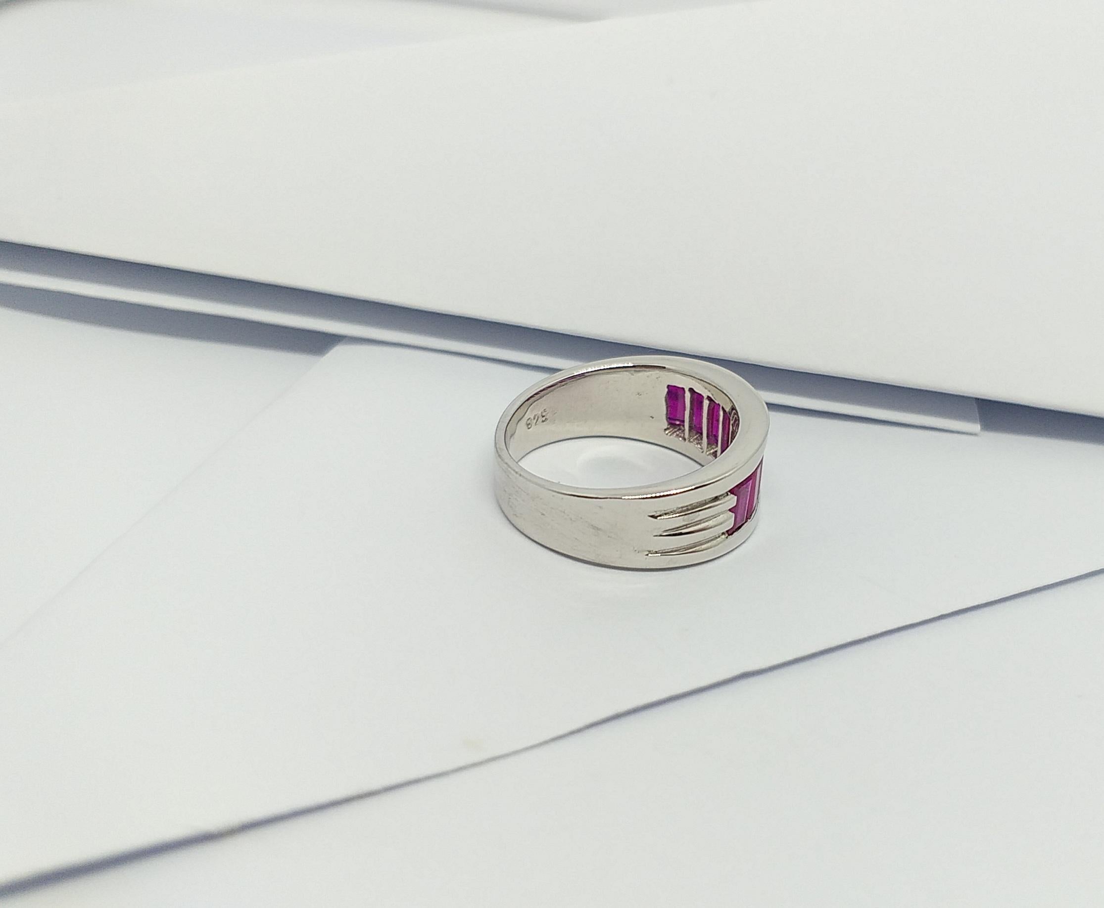 Anello con rubino incastonato in montatura d'argento in vendita 2