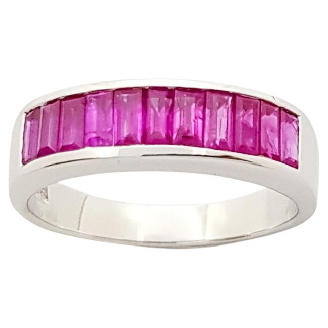 Anello con rubino incastonato in montatura d'argento in vendita