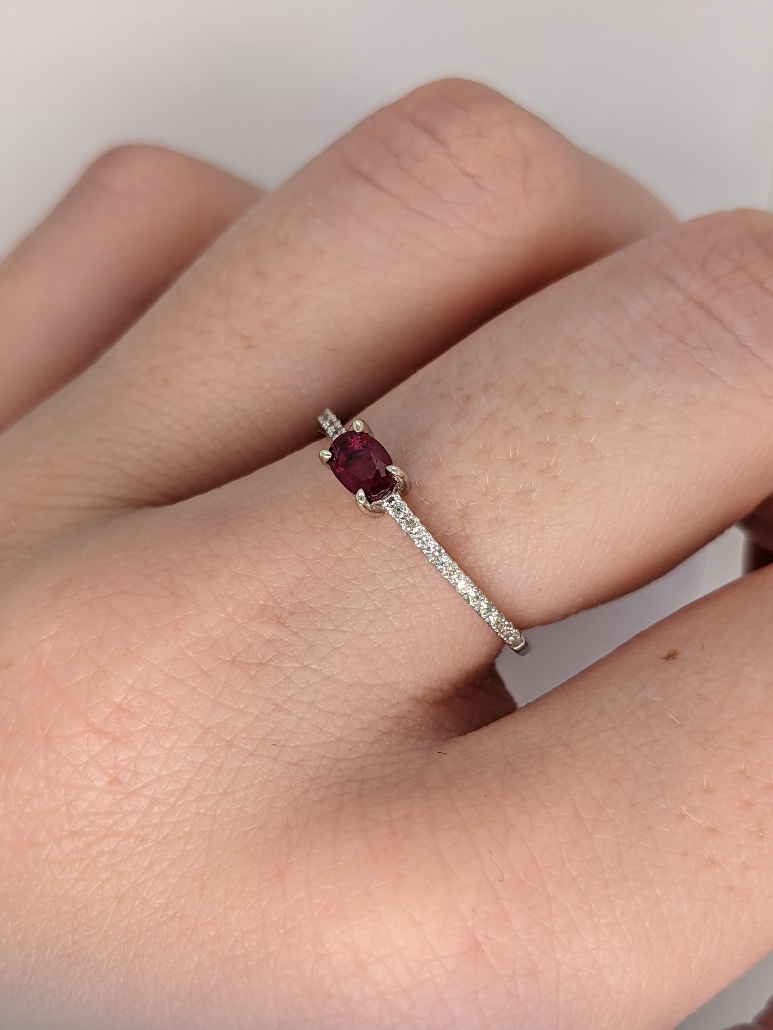 Ring mit Rubinring mit natürlichem Pave-Diamant-Schnabel aus 14K Weißgold Ost-West-Oval 5x4mm Damen im Angebot