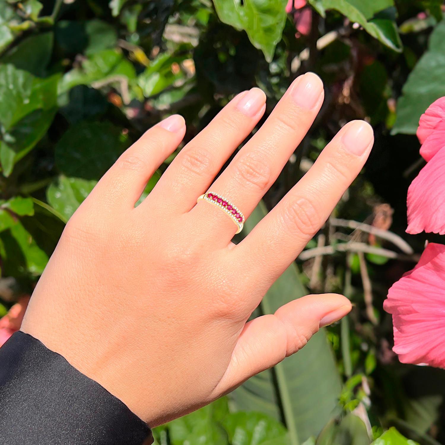 Anillo Rubí Con Diamantes Oro Amarillo 14K Movimiento estético en venta