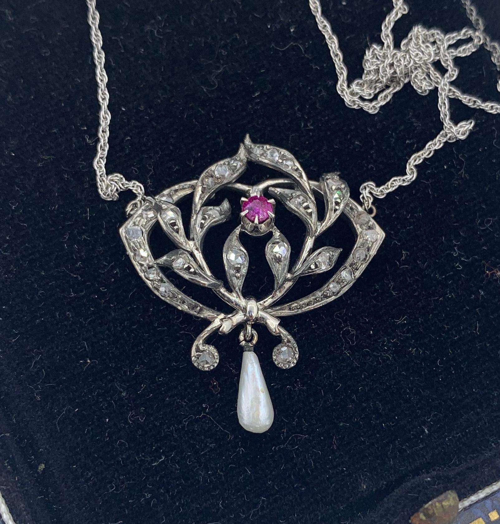 SE TRATA DE UN RARO COLLAR ART DECO A BELLE EPOQUE DE RUBÍ NATURAL, DIAMANTE TALLA ROSA Y PERLA. EL COLLAR DATA DE C1860-1900.
El Rubí antiguo del collar es absolutamente impresionante.  Su precioso color rojo y su hermoso fuego la convierten en una