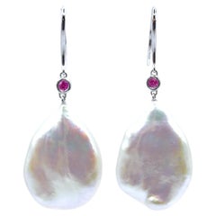 Pendants d'oreilles en perles de Keshi et rubis roses avec crochet en or blanc 18K