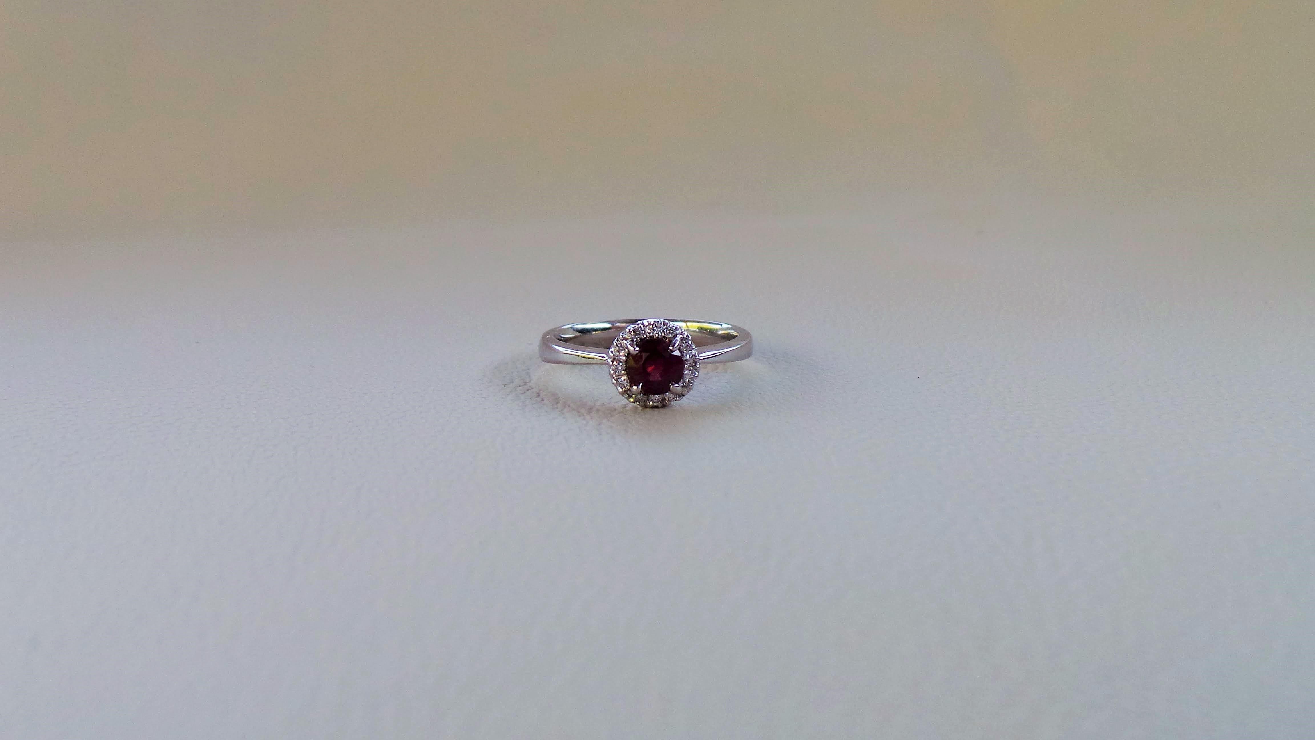 Andrea Macinai design a dedicated collection for engament rings with a beautiful ruby round red  and diamonds.
Designed and built the ring following the natural line of the stone.
0.5 carat round ruby red complimented by 12 round diamonds cut