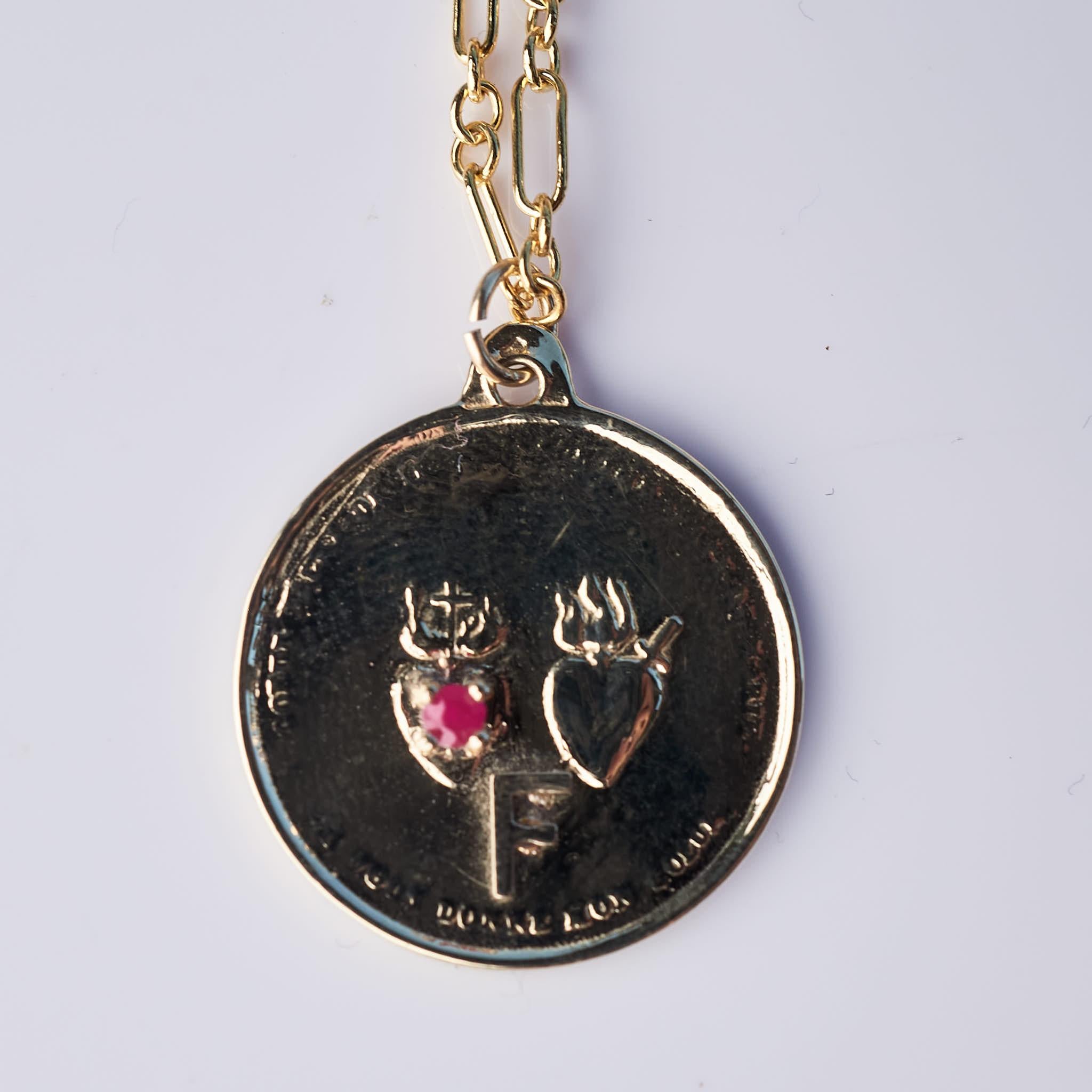Herz-Medaille Halskette personalisierter Initial Rubin Sacred Twin J Dauphin im Zustand „Neu“ im Angebot in Los Angeles, CA