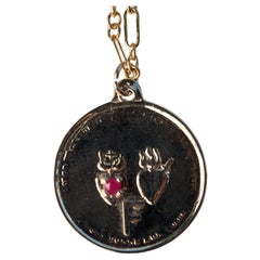 Collier médaillon en forme de cœur personnalisé avec rubis et jumeau sacré J Dauphin