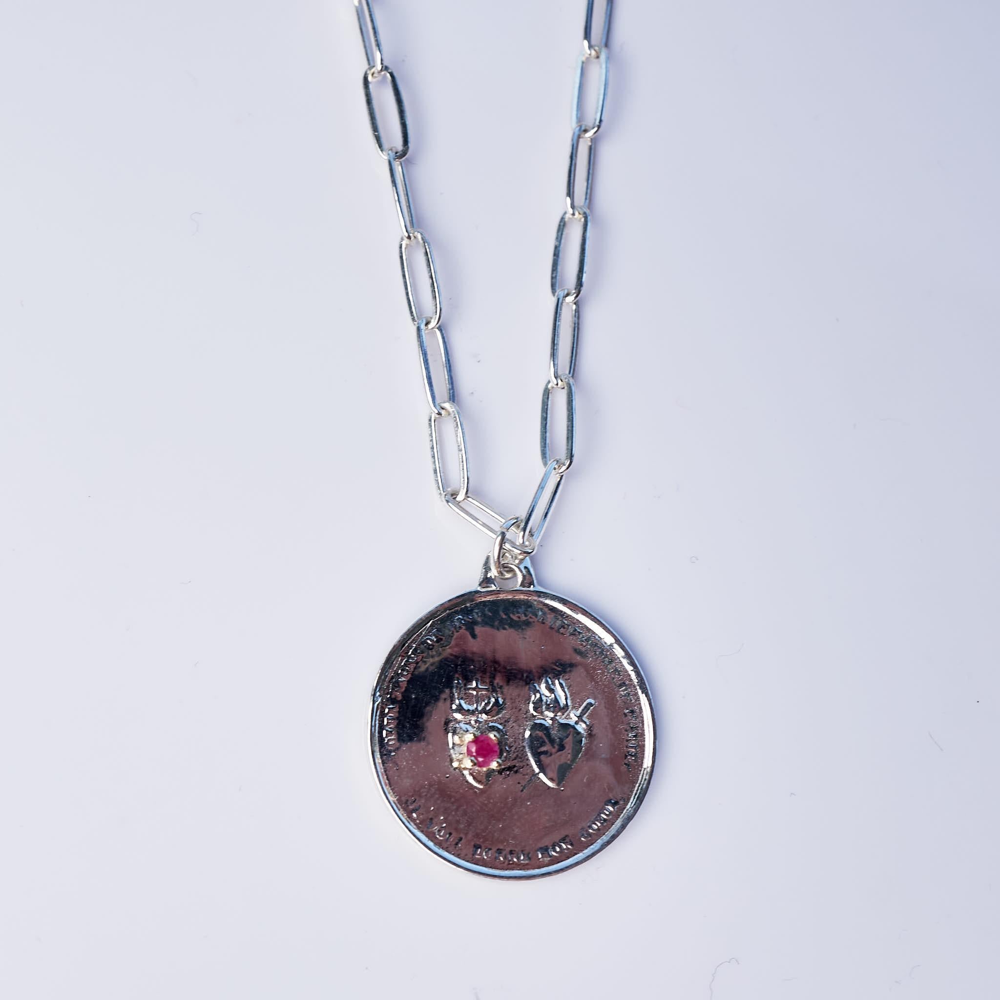 1 pcs Ruby Sacred Twin Heart Silver Medal Necklace on a Silver Chain J Dauphin. La chaîne peut être utilisée sur toute sa longueur ou plus courte. 
Cadeau idéal pour la Saint-Valentin.

Les symboles ou les médailles peuvent devenir un outil puissant