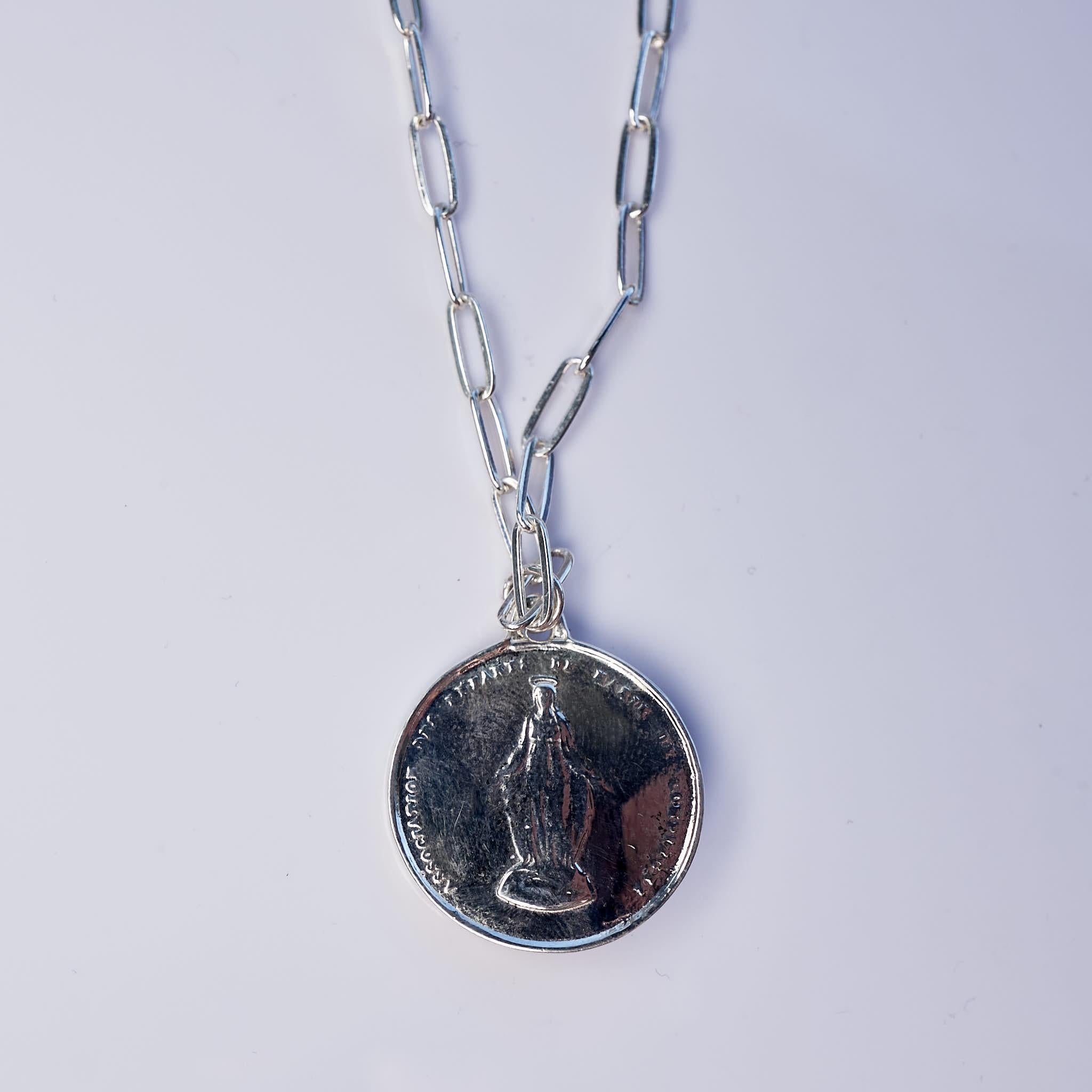 J Dauphin, collier médaillon en argent avec deux cœurs sacrés en rubis sur chaîne en argent Pour femmes en vente