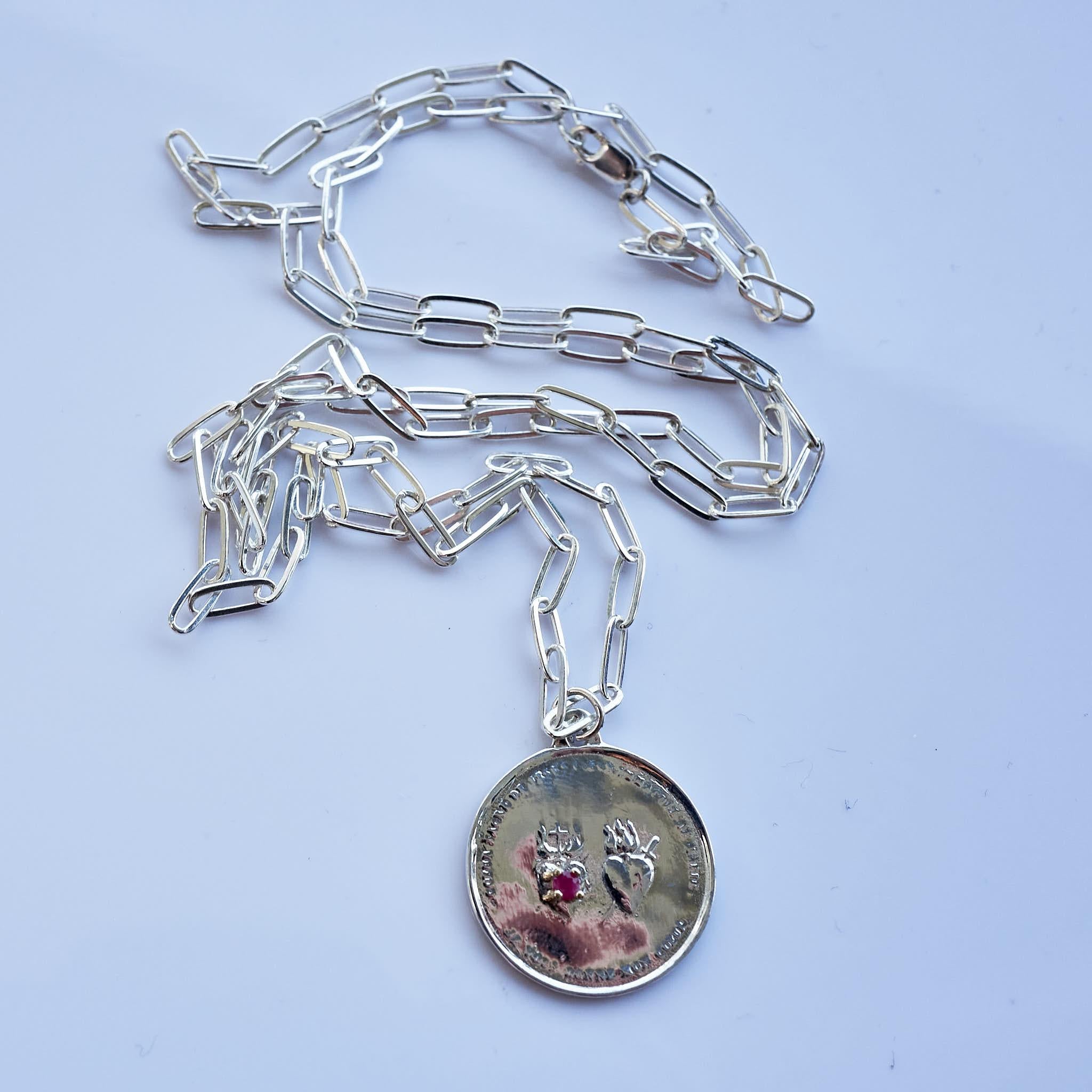 J Dauphin, collier médaillon en argent avec deux cœurs sacrés en rubis sur chaîne en argent en vente 1