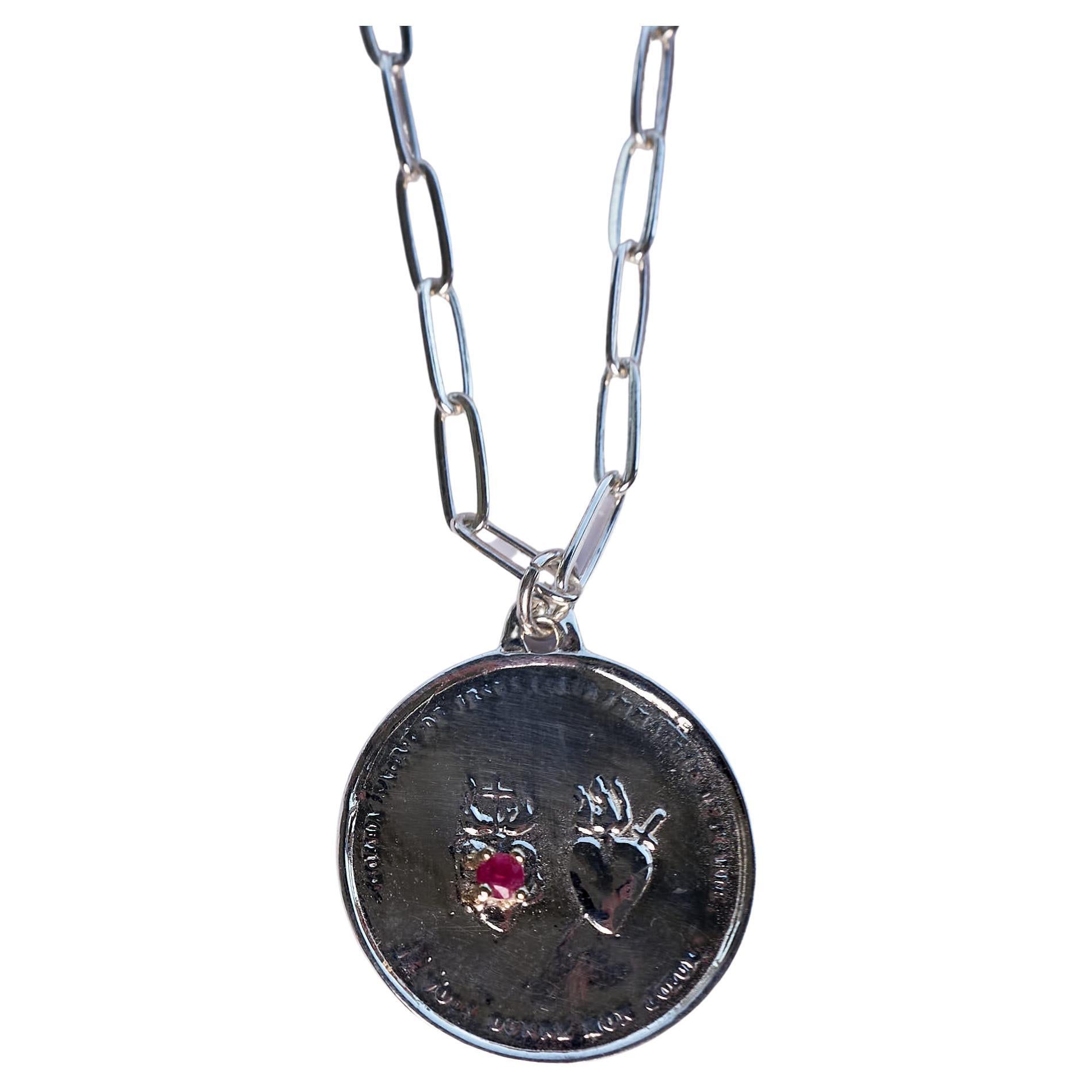 J Dauphin, collier médaillon en argent avec deux cœurs sacrés en rubis sur chaîne en argent en vente